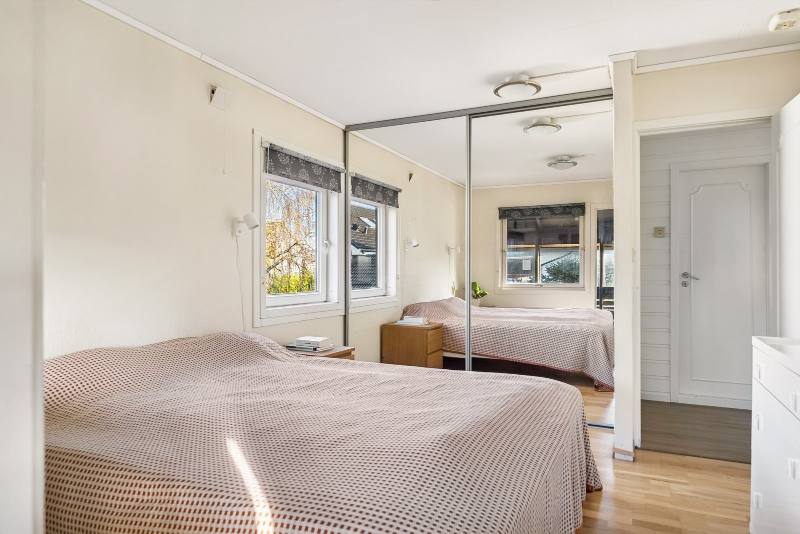 Hovedsoverommet er utstyrt med en stor skyvedørsgarderobe. Galleribilde