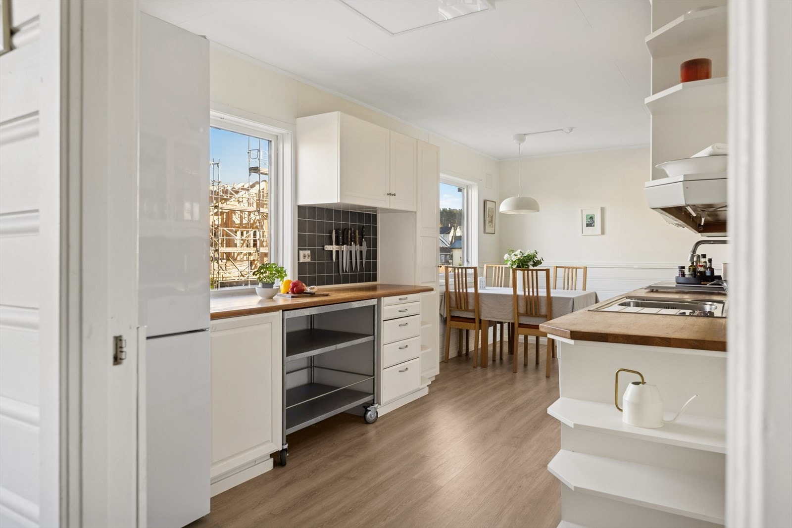 Det er kjøkkenventilator med avtrekk ut. Galleribilde