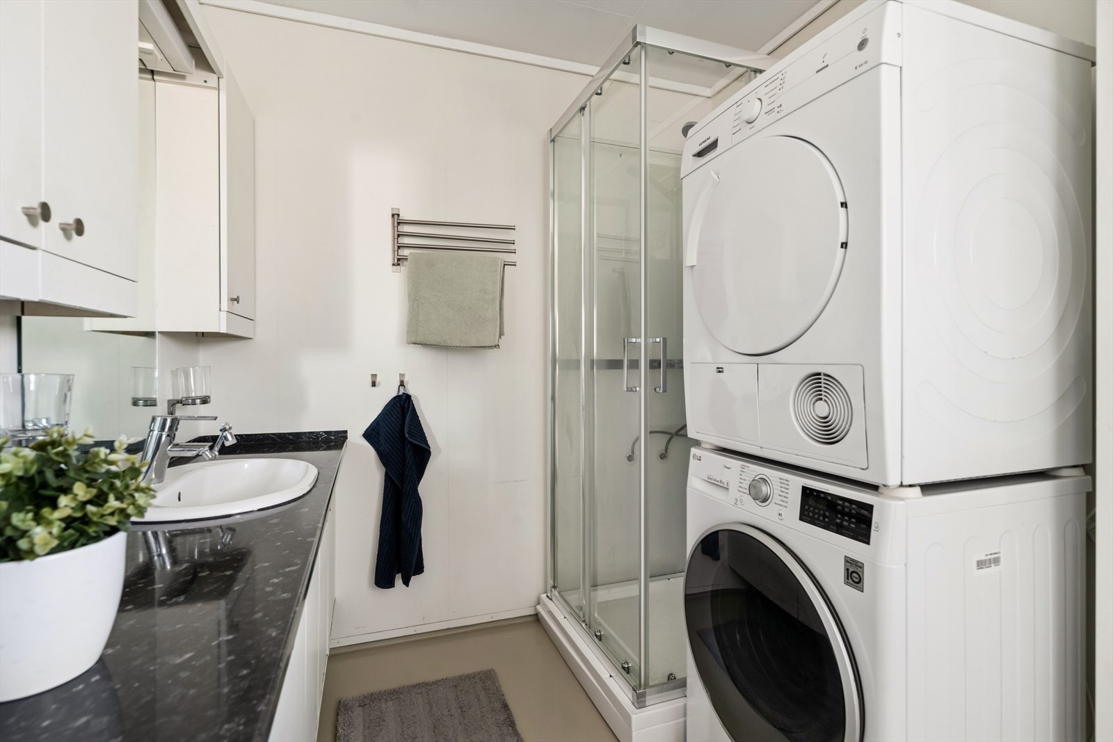 Badet har innredning med nedfelt servant, dusjkabinett, toalett, badekar og har opplegg til vaskemaskin. Galleribilde