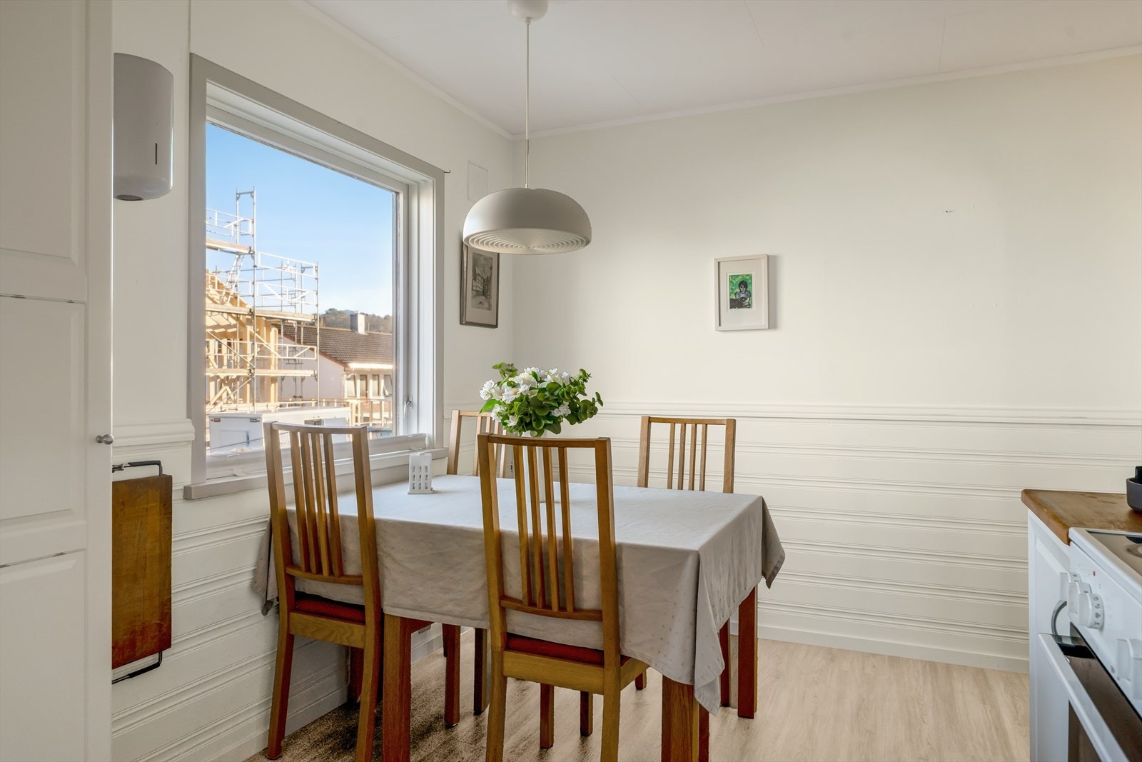 Ved kjøkkenet er det plass til et spisebord - perfekt for hverdagsmåltider. Galleribilde