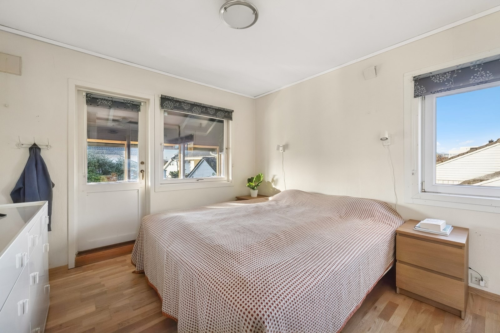 Hovedsoverommet er romslig og byr på god plass for dobbeltseng og nattbord. Galleribilde