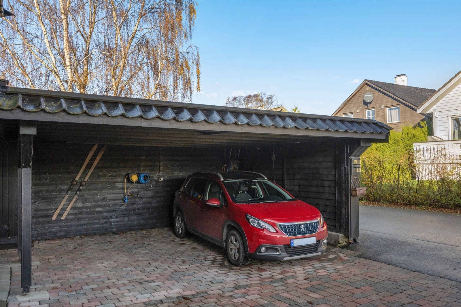 Eiendommen har to biloppstillingsplasser i carport, samt tre ekstra plasser i gårdsrommet. Galleribilde