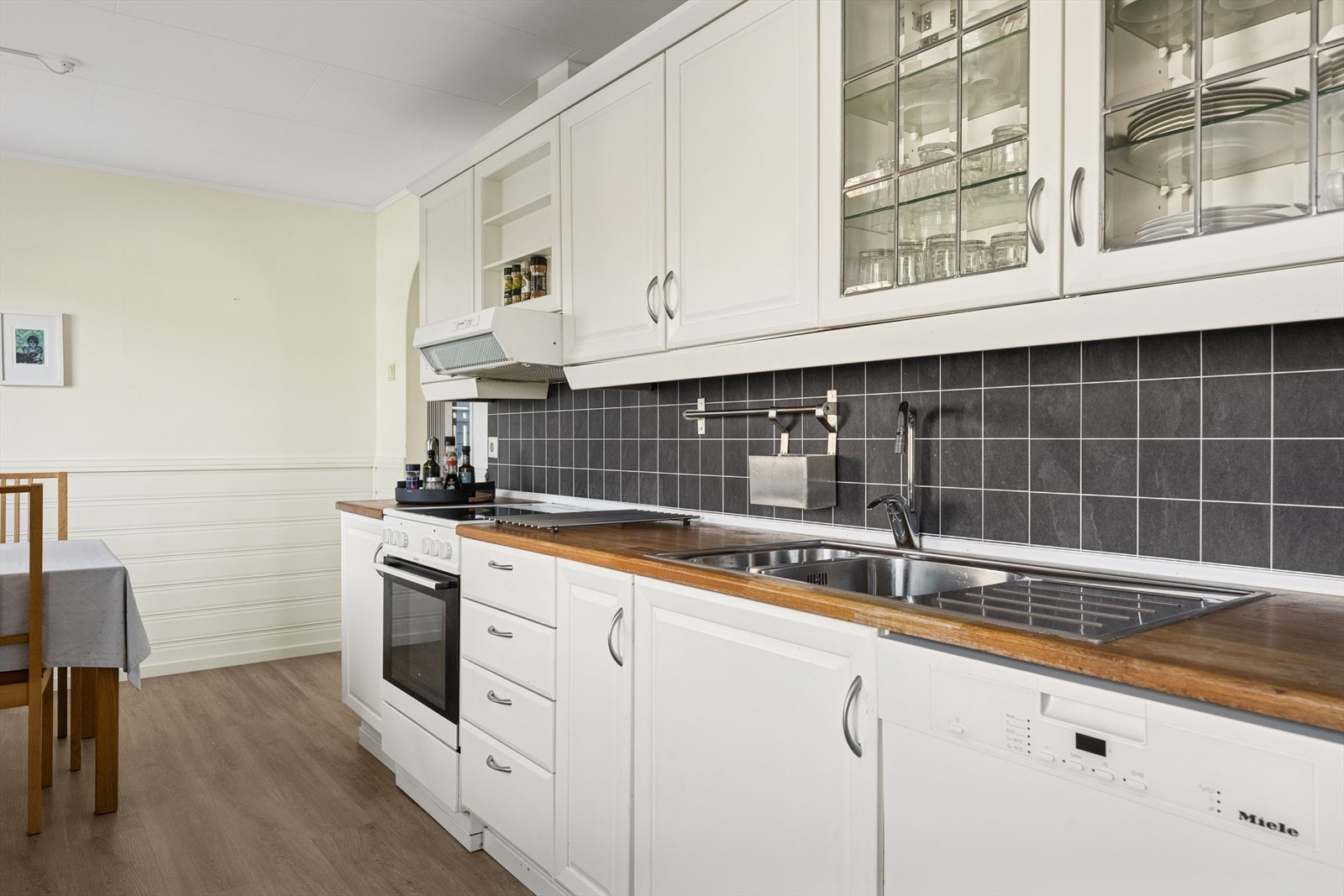 Kjøkkeninnredningen har profilerte fronter og benkeplate i tre utførelse. Galleribilde