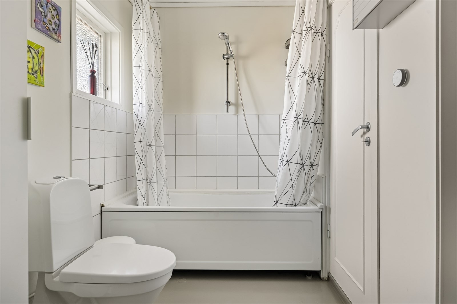 Baderommet i 2. etasje er fra 1980-tallet med vinyl på gulv. Galleribilde