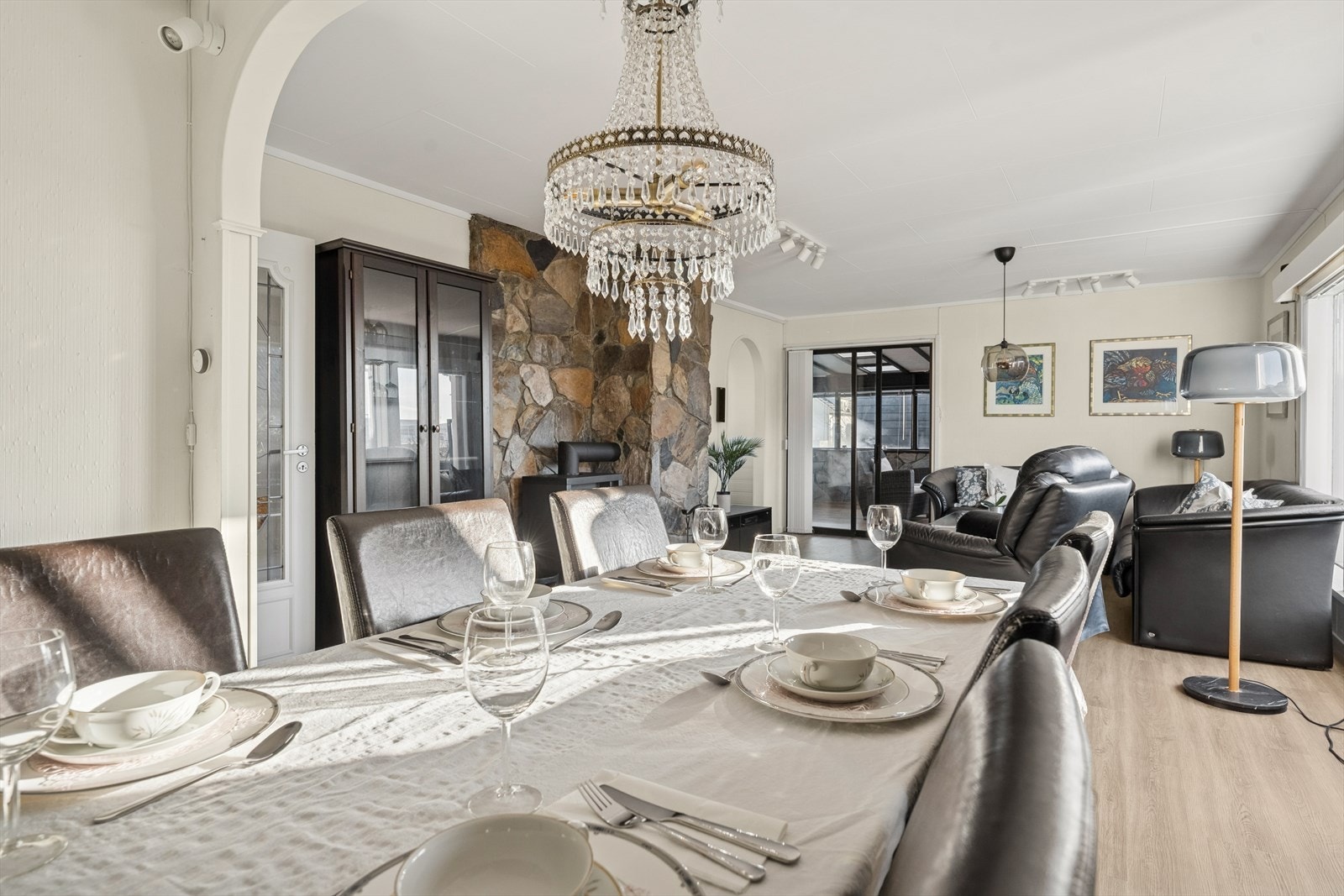 Det er god plass til en stor spisegruppe hvor hele familien kan samles. Galleribilde