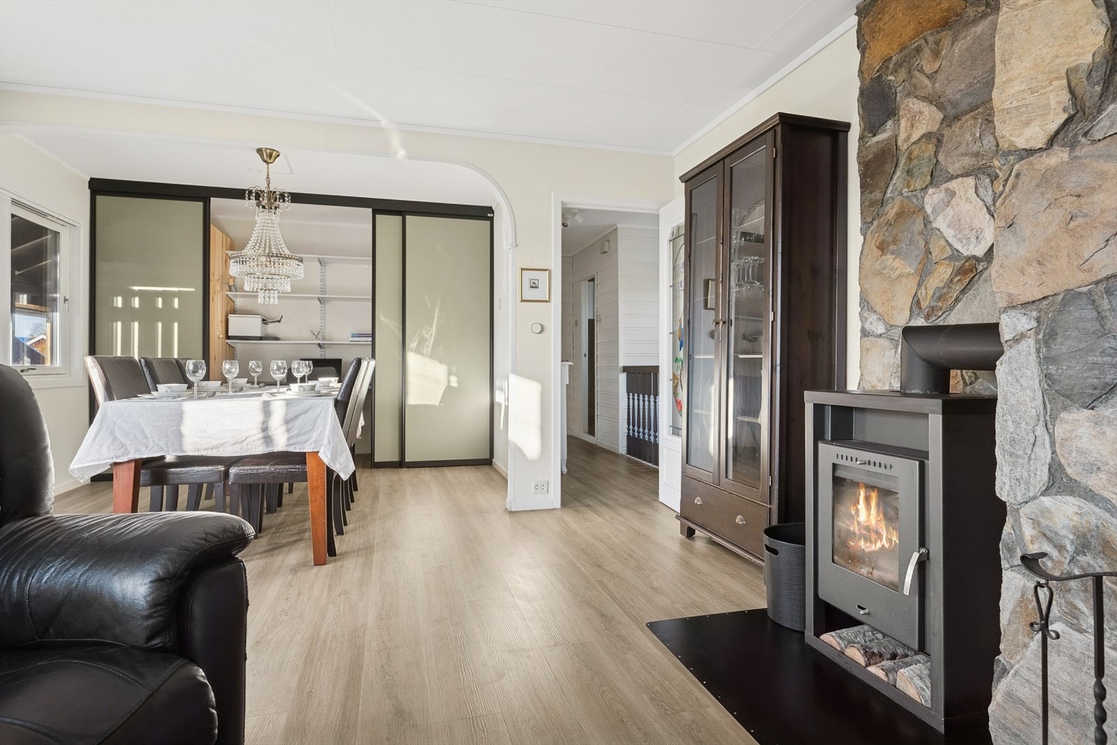 I hovedetasjen bidrar en peisovn til ekstra varme og hygge på kalde dager. Galleribilde