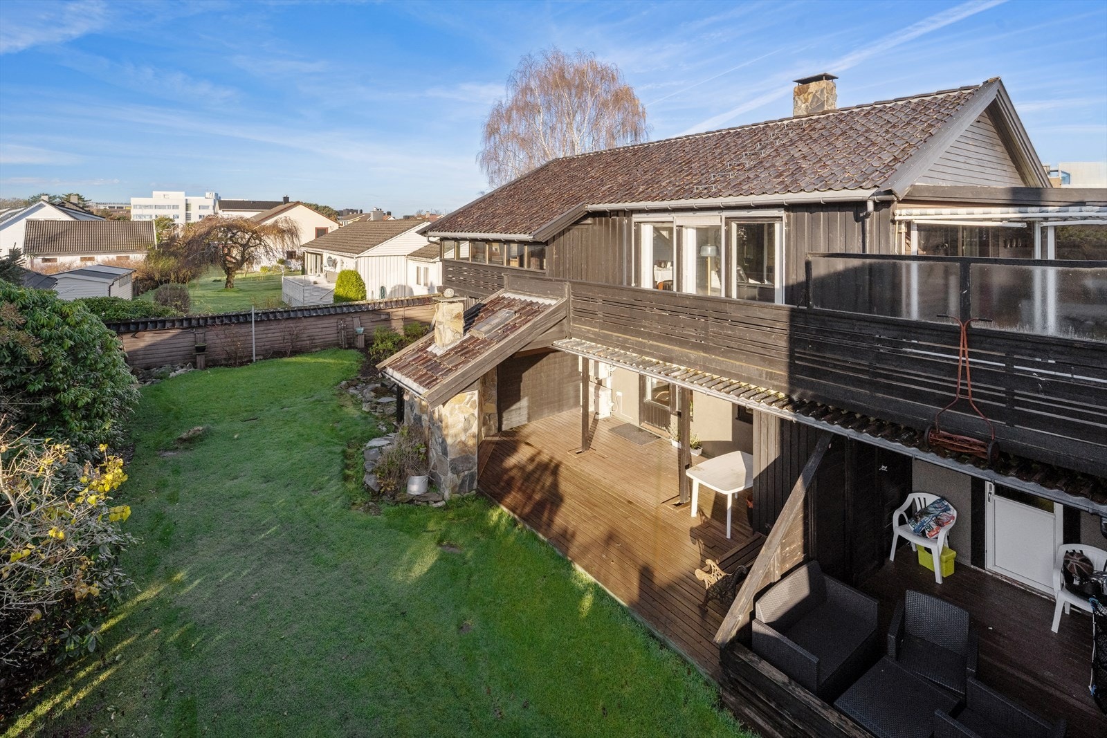 Uteområdene er flotte, med flere hyggelige soner og en pent opparbeidet hage med beplantning - perfekt både for lek for de minste og sosiale anledninger. Galleribilde