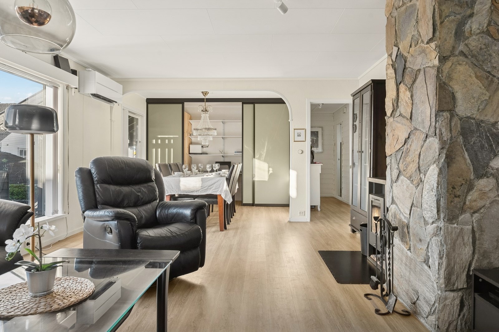 Stuens størrelse og utforming gjør den enkel å innrede. Galleribilde