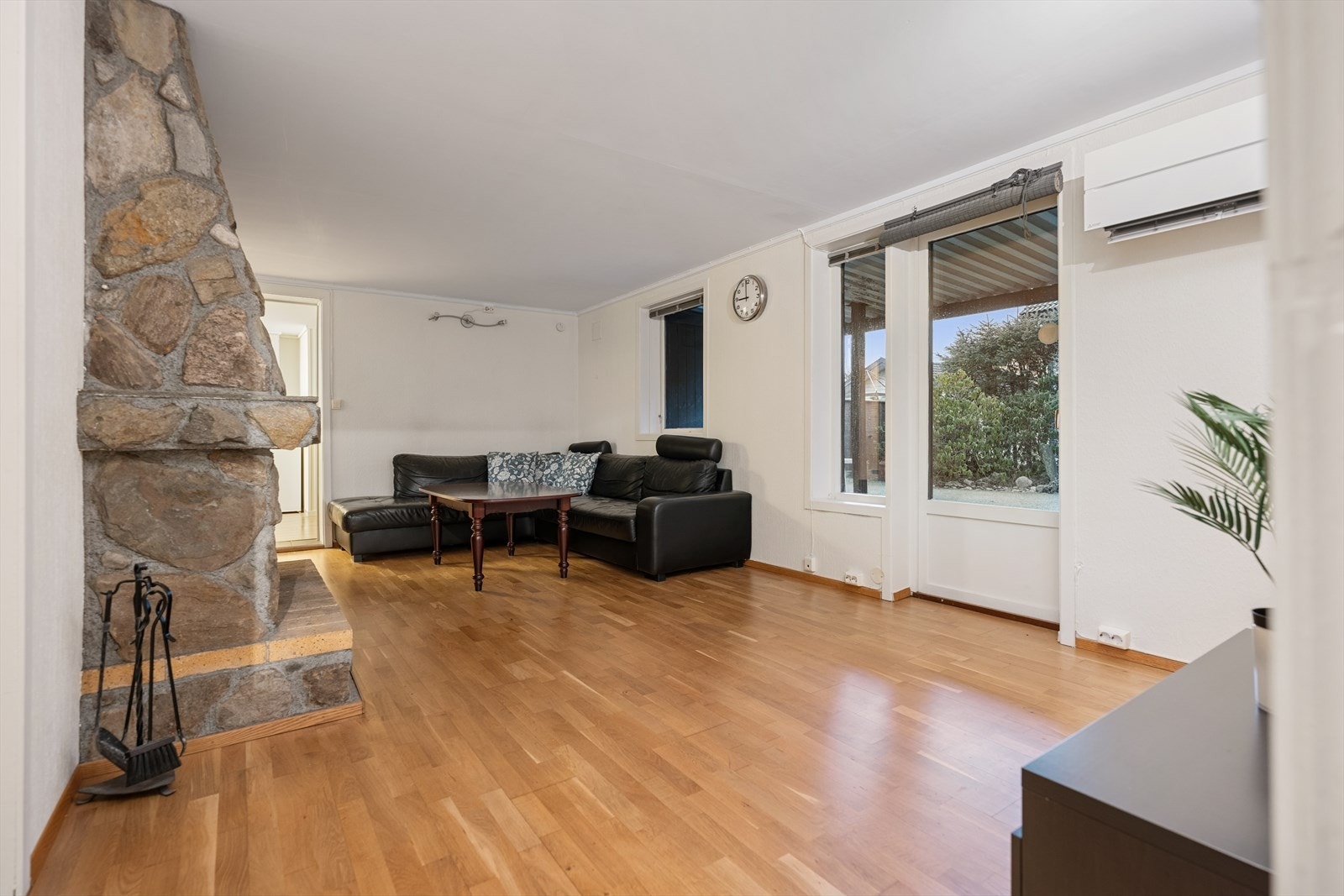 Koselig stue med utgang til terrasse og hage, samt ny varmepumpe installert i 2023. Galleribilde