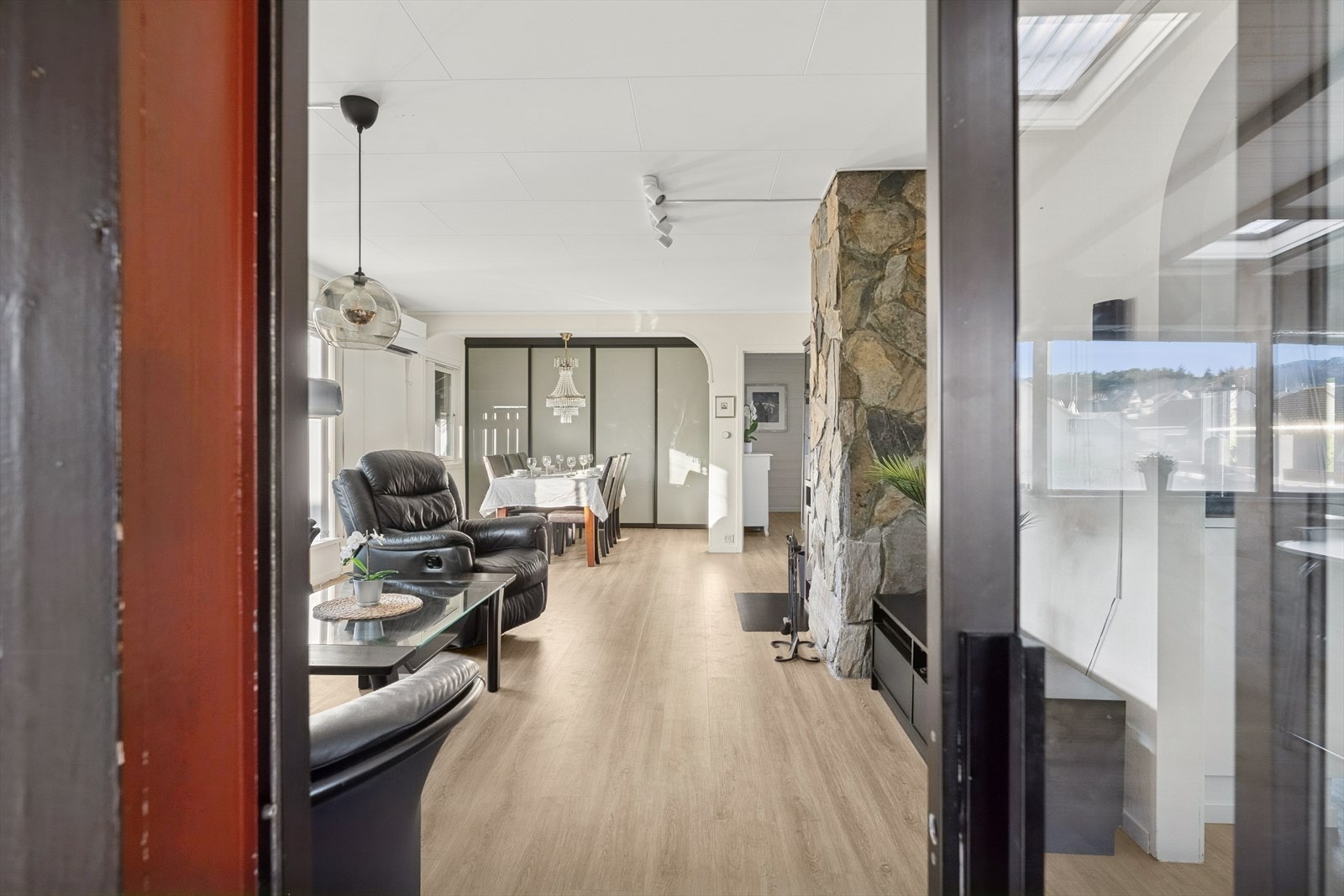 I 2. etasje er det innvendig gulv av parkett og klikkvinyl. Galleribilde