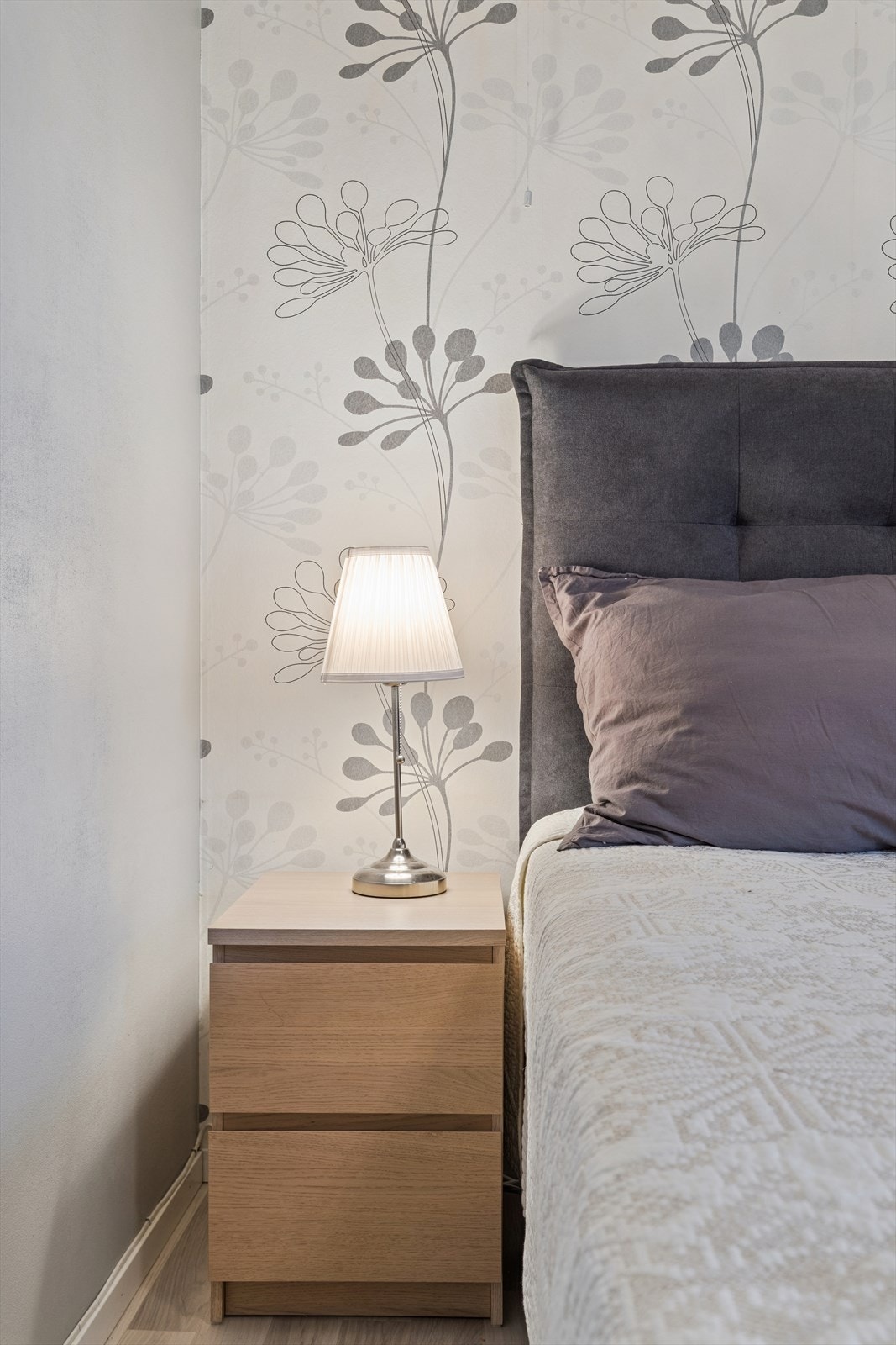 Hovedsoverom har fondvegg med tapet. Galleribilde