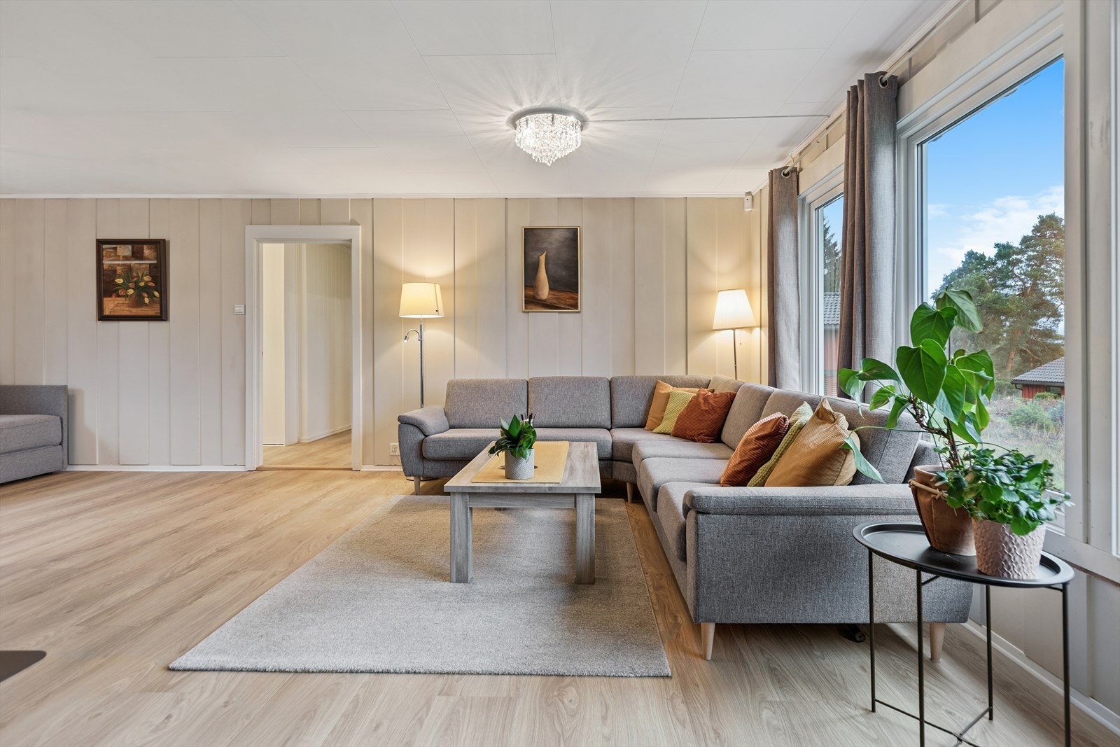 Innvendig er huset mye oppgradert og modernisert de siste 10 årene, og boligen fremstår med god boligstandard. Galleribilde