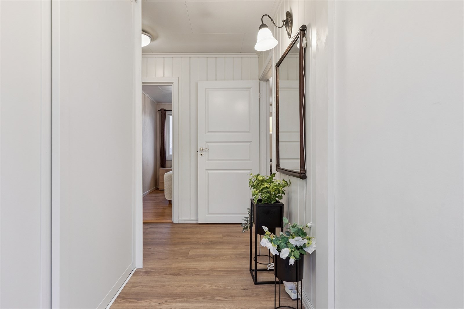 Velkommen inn! Boligen har alle rom på en flate. Galleribilde