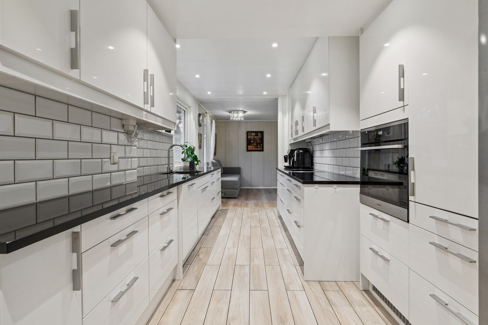 Det er rikelig med plass i skap og skuffer. Galleribilde