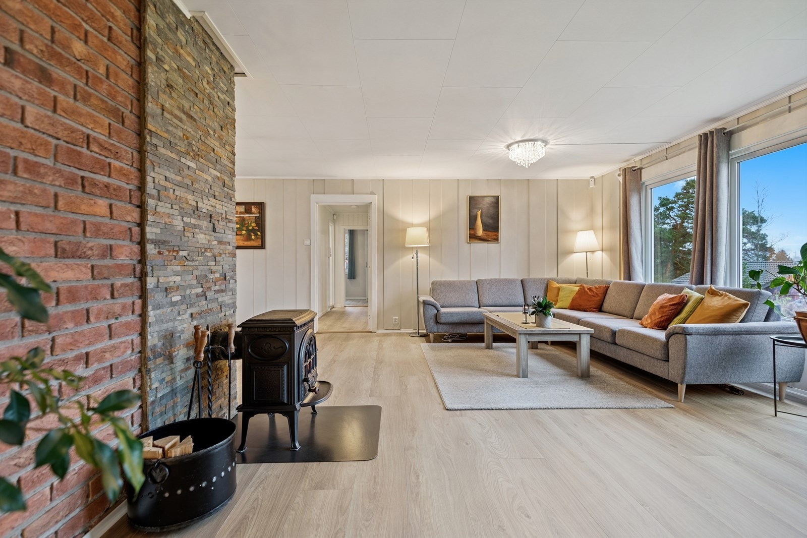 I stuen er en peisovn som varmer godt på kalde dager. Galleribilde