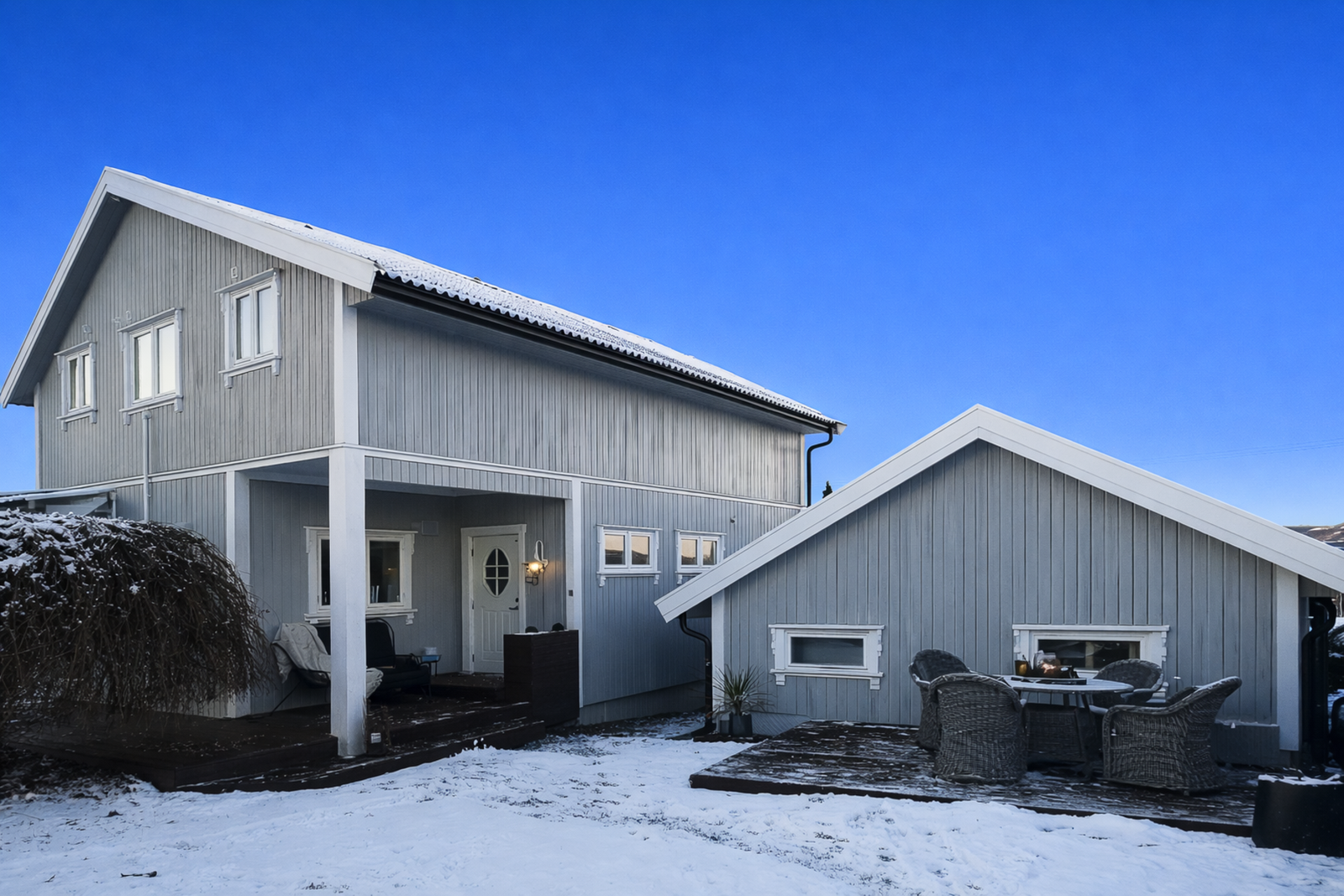 Snødekt hus og uteplass i vinterlandskap. Galleribilde