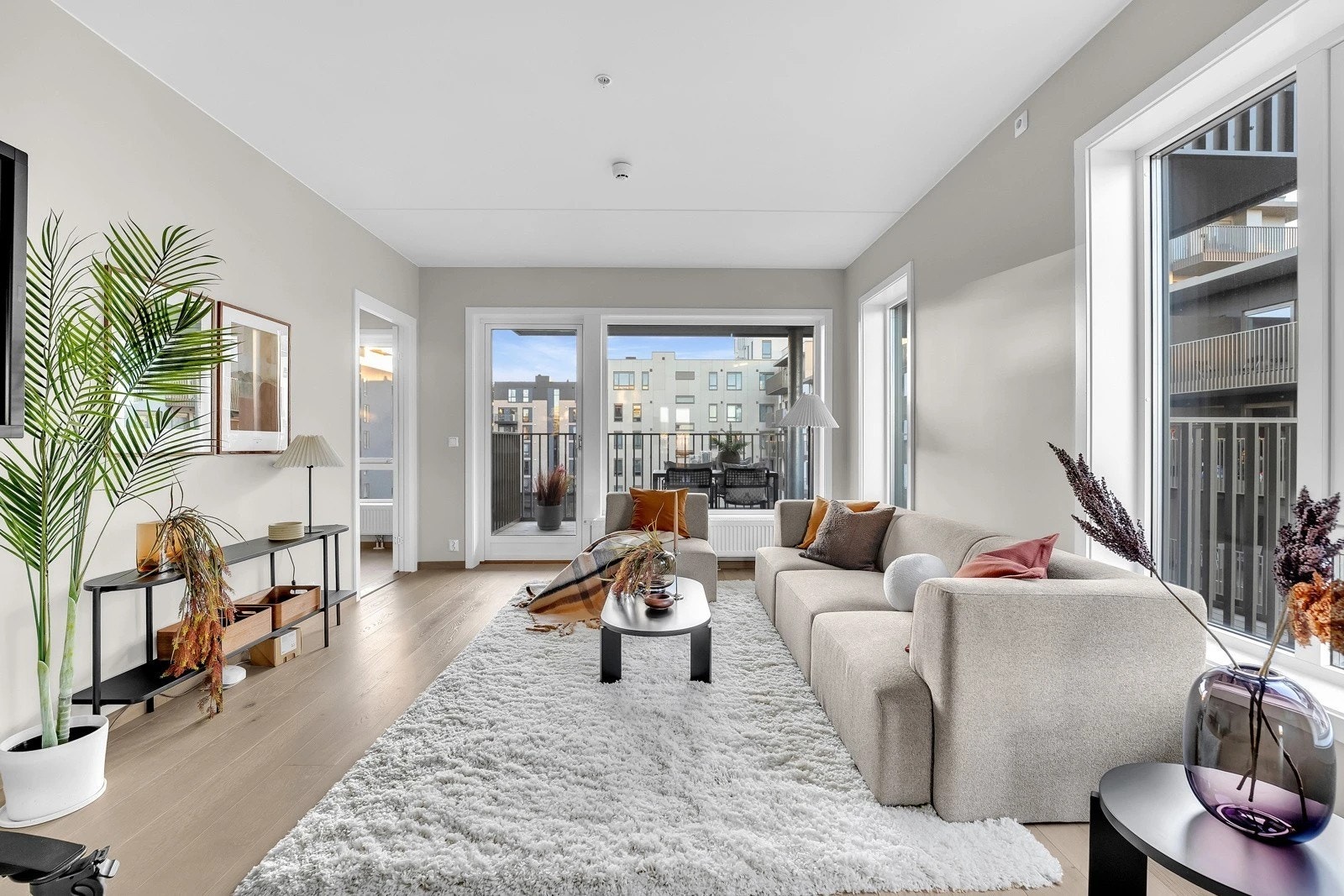 Hvitpigmentert eikeparkett på gulv i alle rom med unntak av bad. Galleribilde