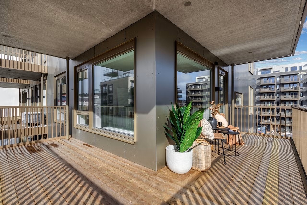 det er to balkonger og denne er hele 19 kvm! Andre er 16. Galleribilde