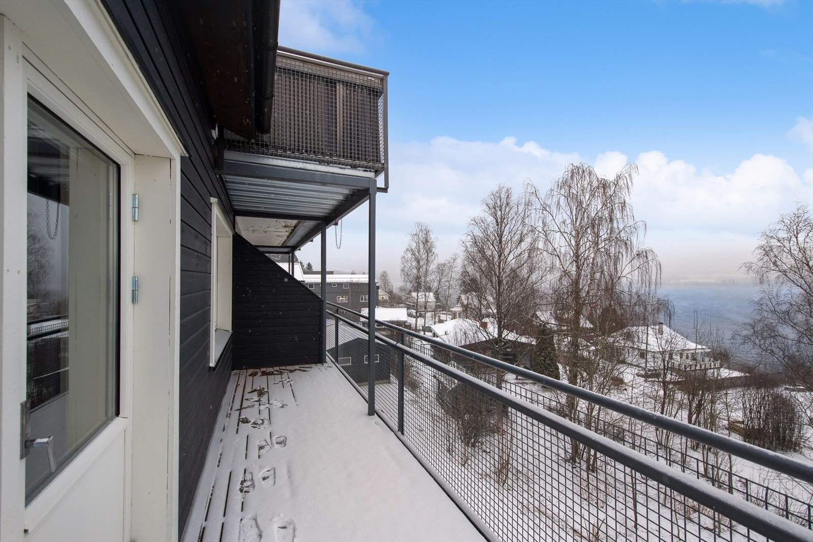 Fra stuen kommer du ut på denne herlige balkongen. Galleribilde