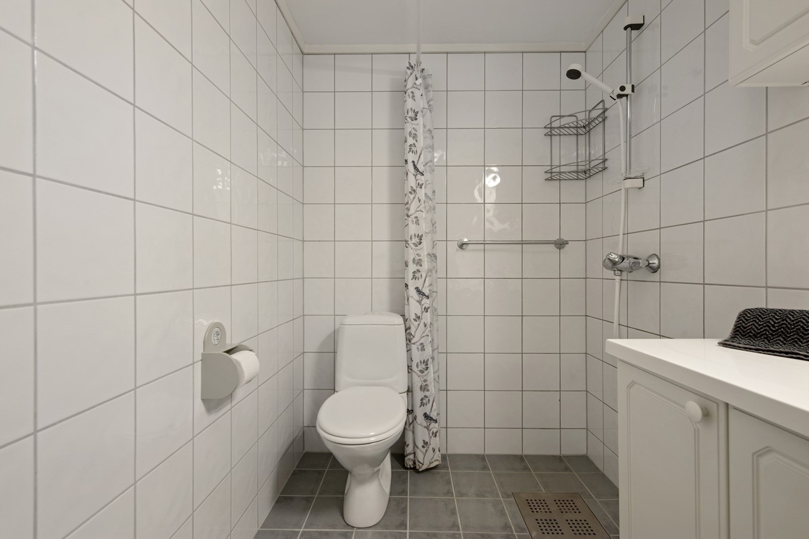 Rommet er ellers utstyrt med toalett, dusjhjørne og baderomsinnredning. Galleribilde