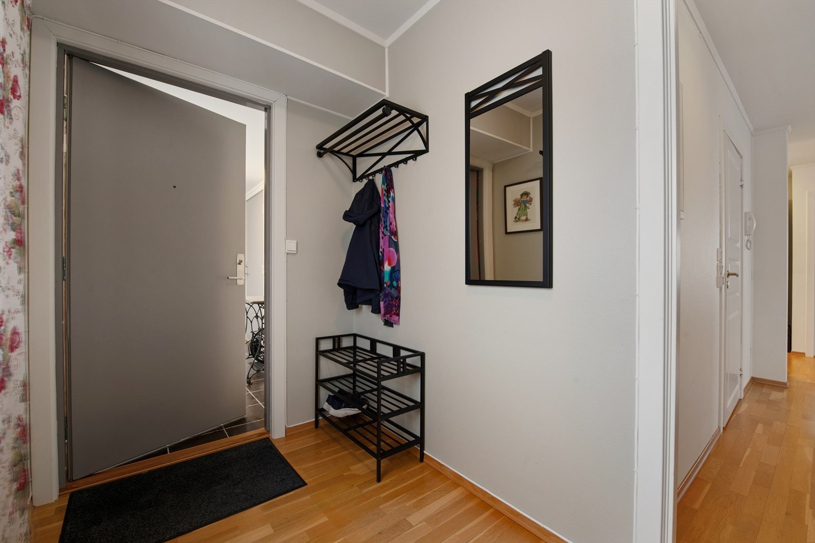 Entréen med garderobeplass. Galleribilde