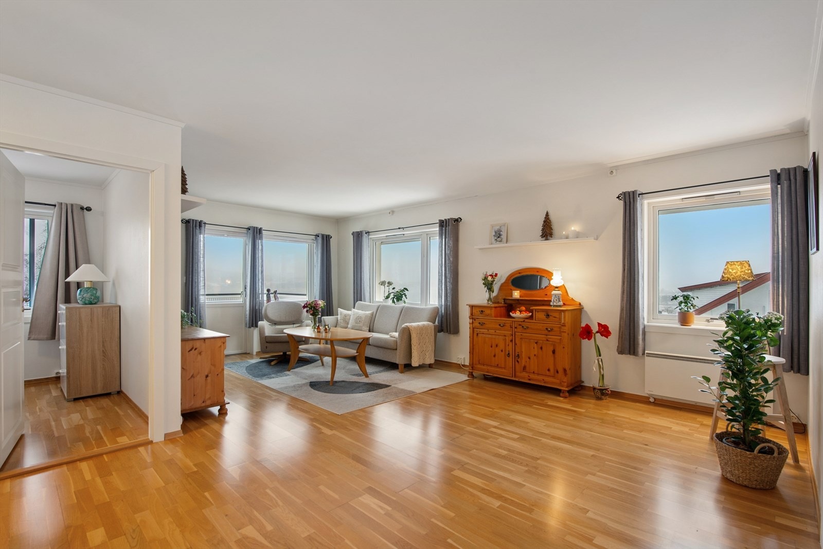 Store vindusflater gir en åpen og luftig romfølelse. Galleribilde