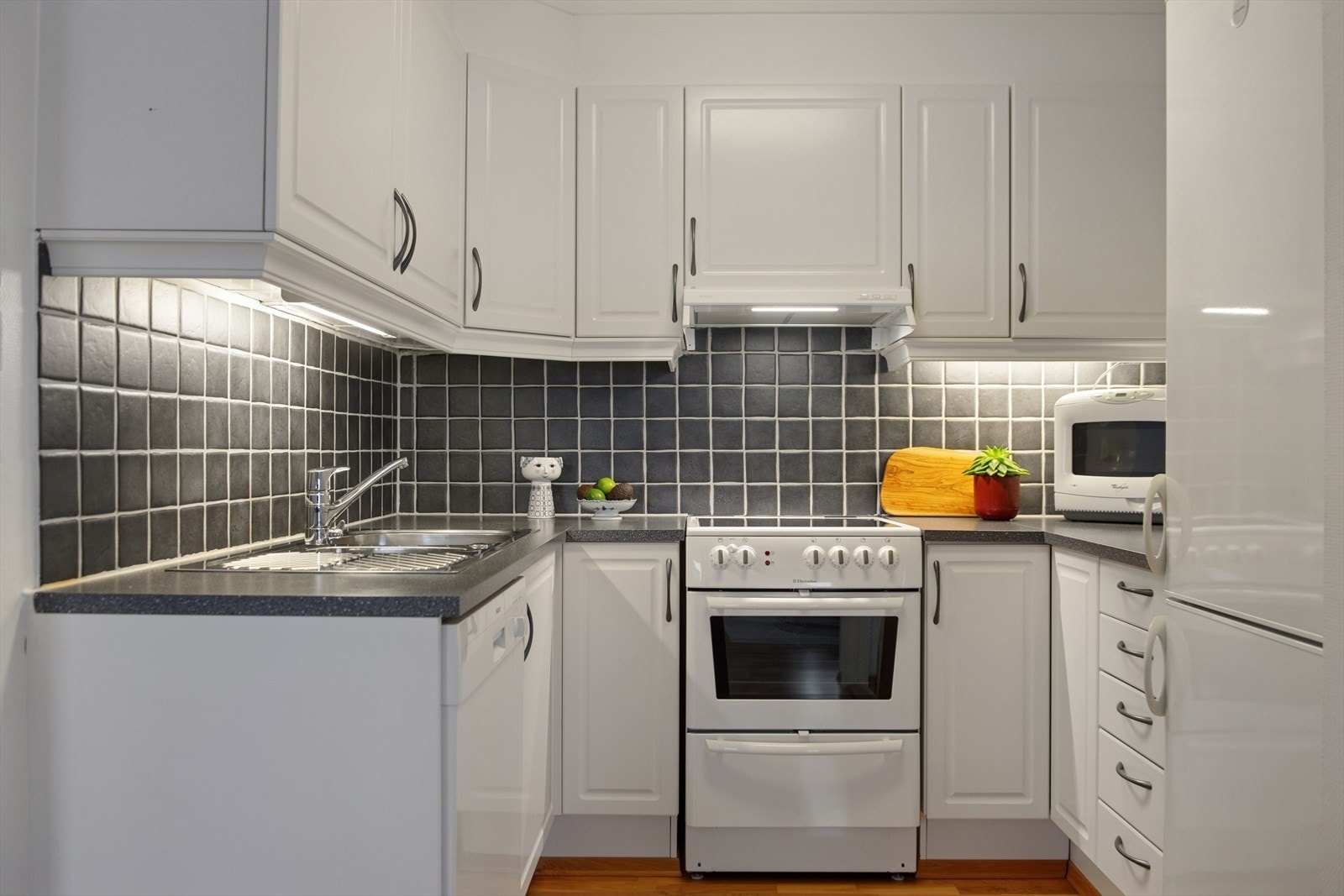 Plass i innredningen til oppvaskmaskin, komfyr og kjøleskap. Galleribilde