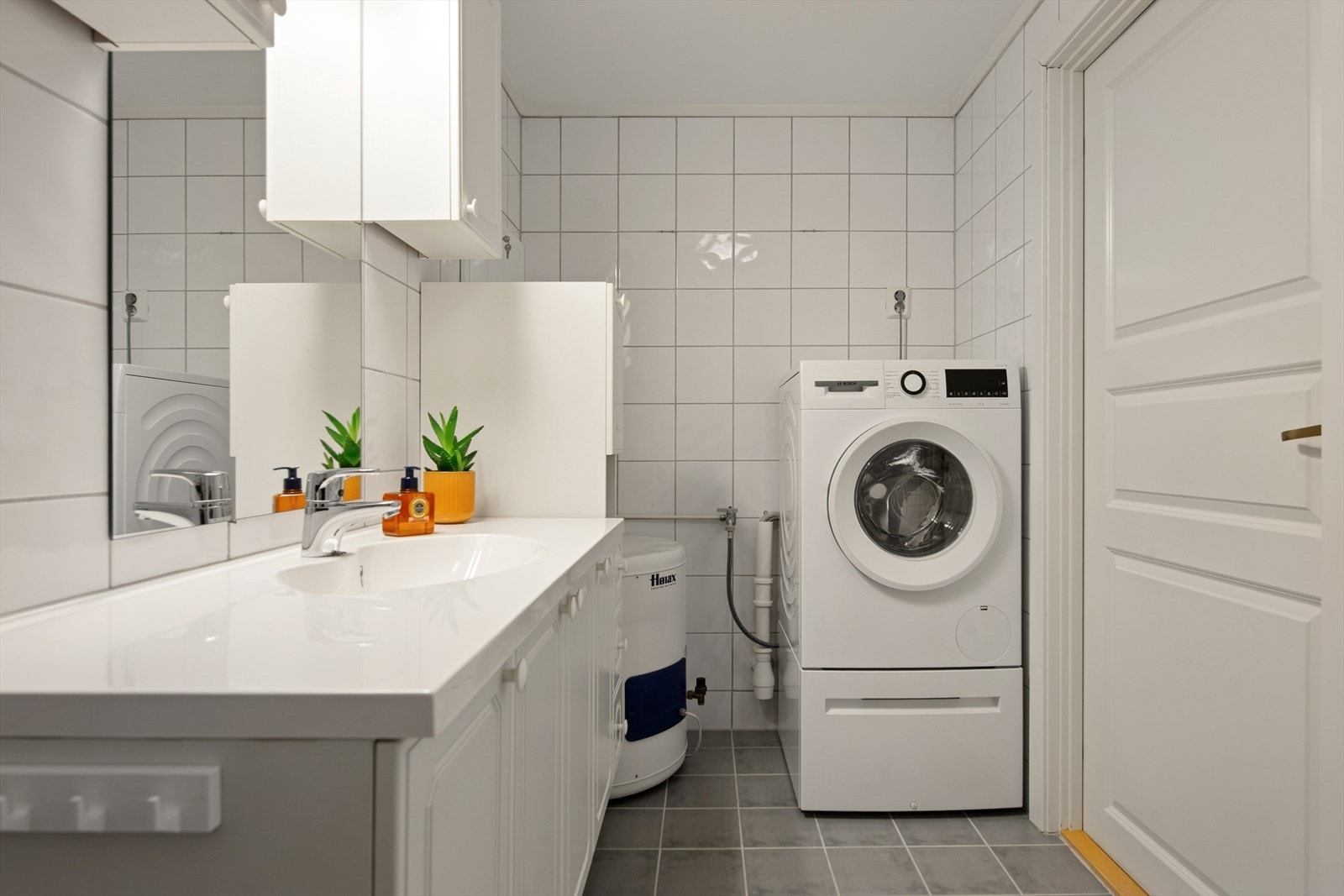 Baderommet har et tidløst uttrykk, med flislagte overflater og varme i gulvet. Galleribilde