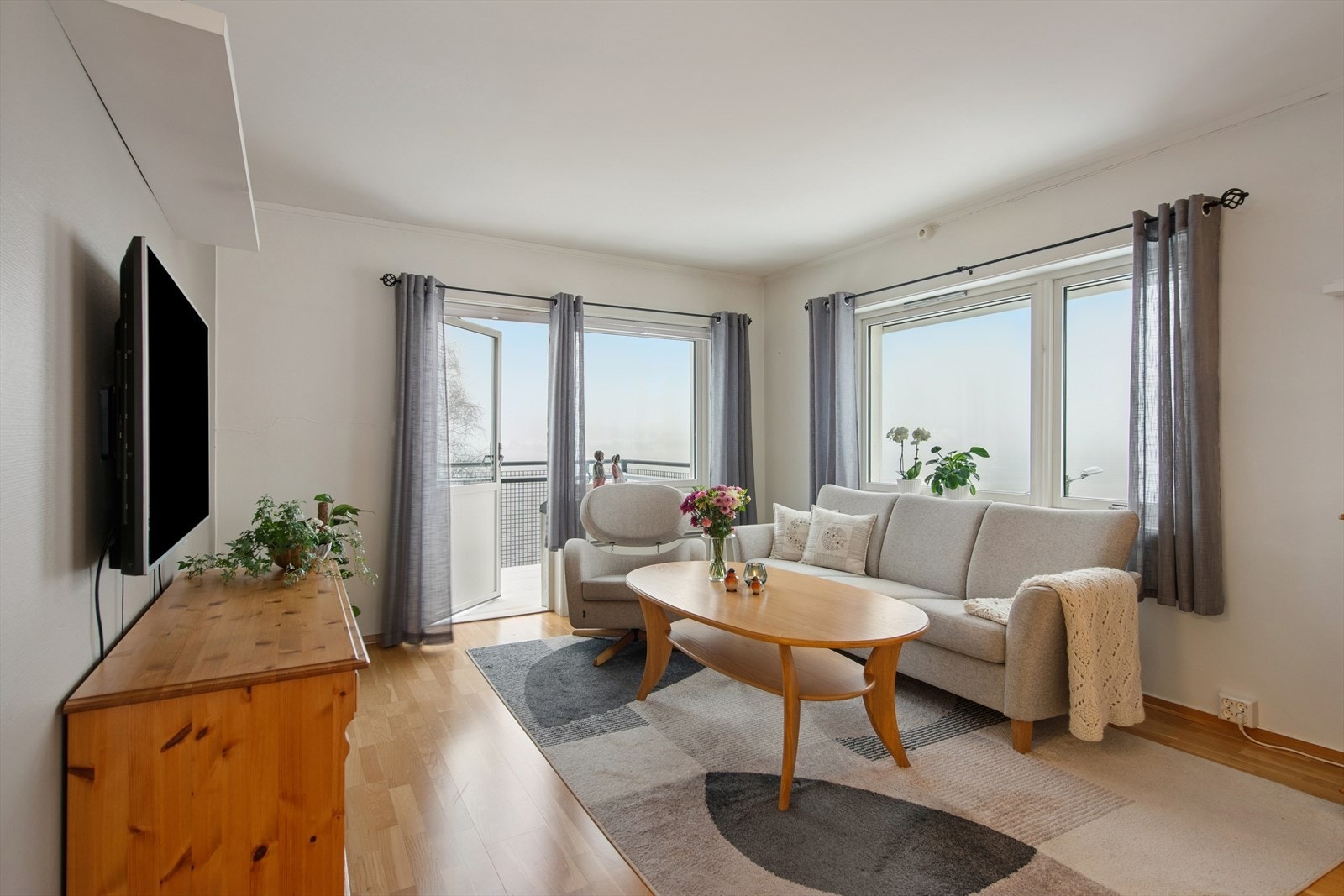 Stuen nyter godt av de store vindusflatene som tilfører rikelige med naturlig lys inn. Galleribilde