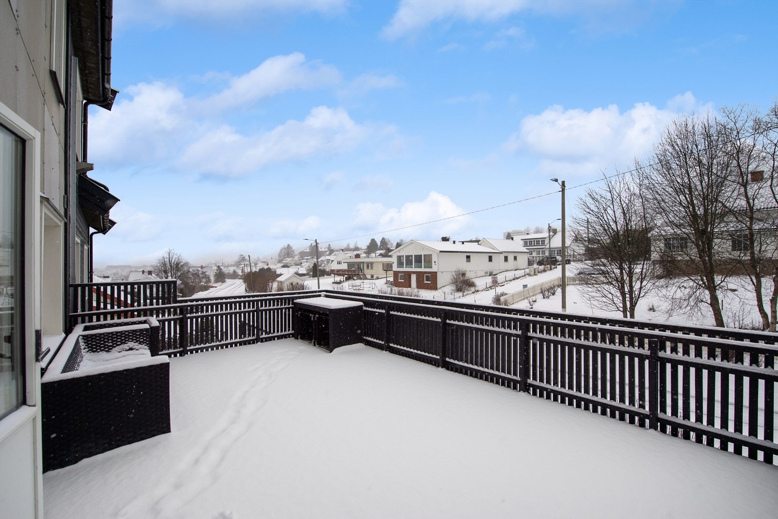 Stor, vestvendt terrasse til felles benyttelse av byggets beboere. Galleribilde