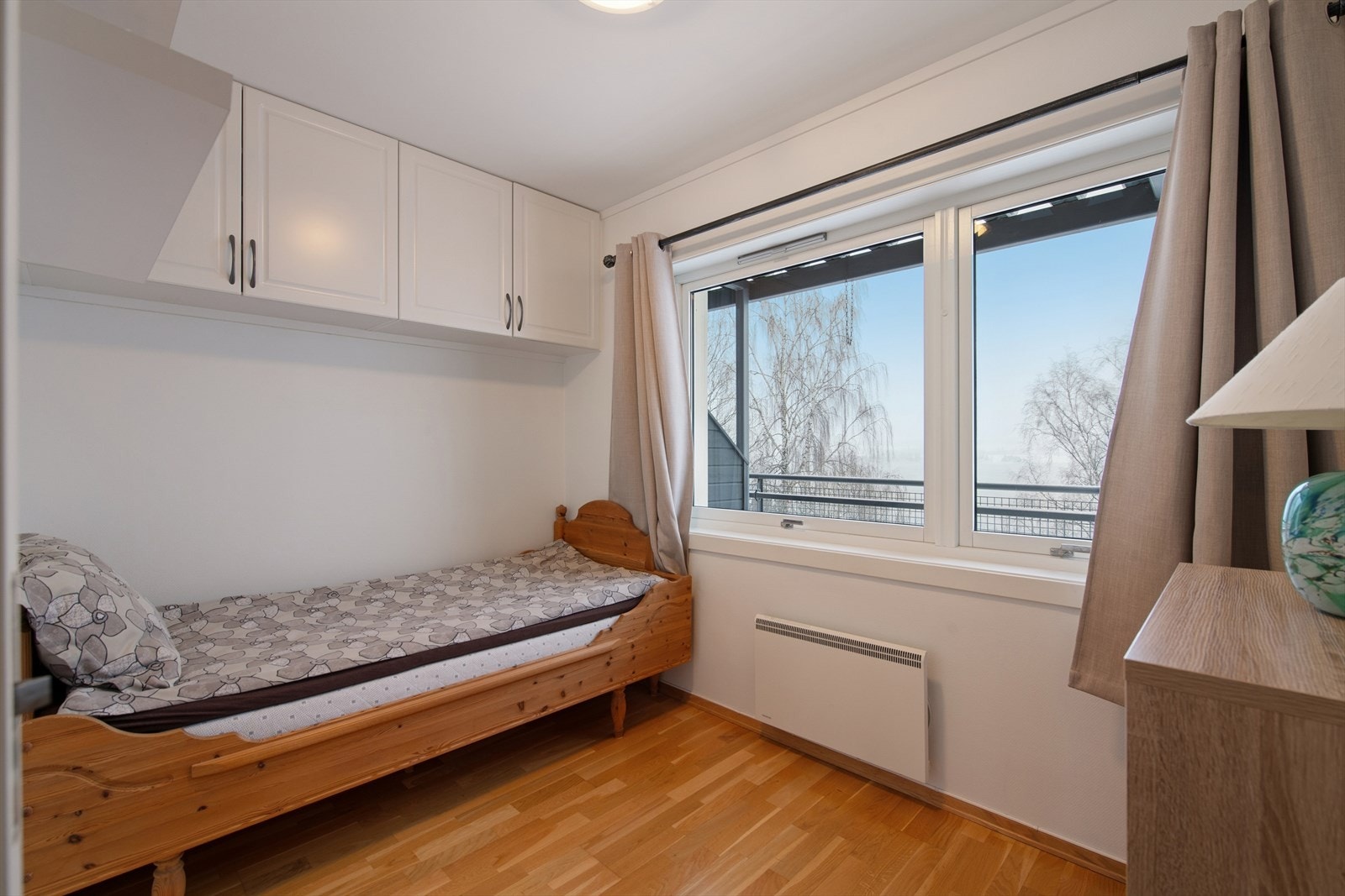 Rommene har plass til seng, tilpasset garderobeløsning og flere andre ønskede småmøbler. Galleribilde