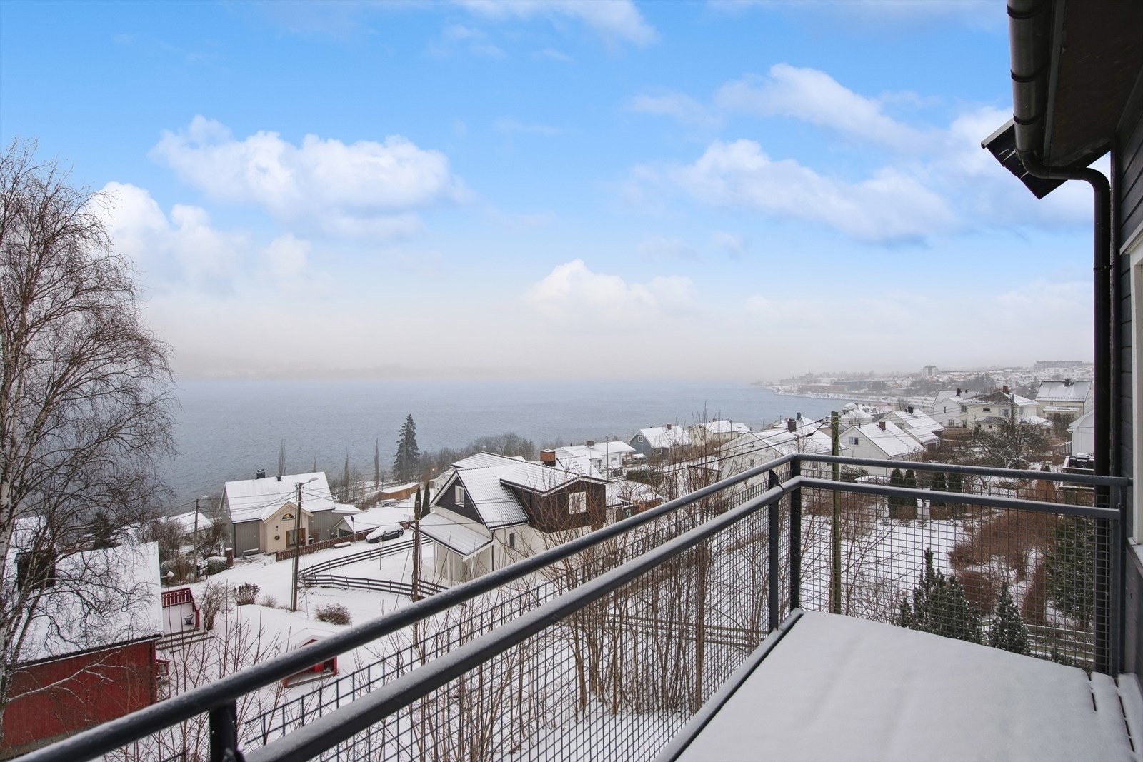 Utsikt over Mjøsa gir en vakker panoramautsikt fra balkongen. Galleribilde