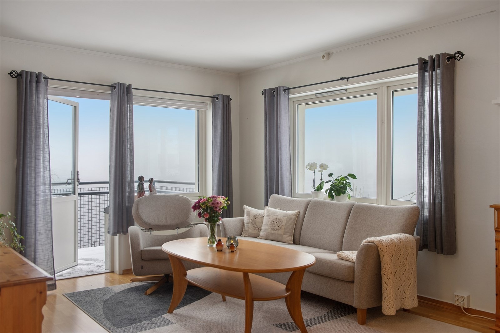 Her får du en sjeldent fin utsikt mot Mjøsa og omkringliggende områder, både fra stuen og balkongen. Galleribilde