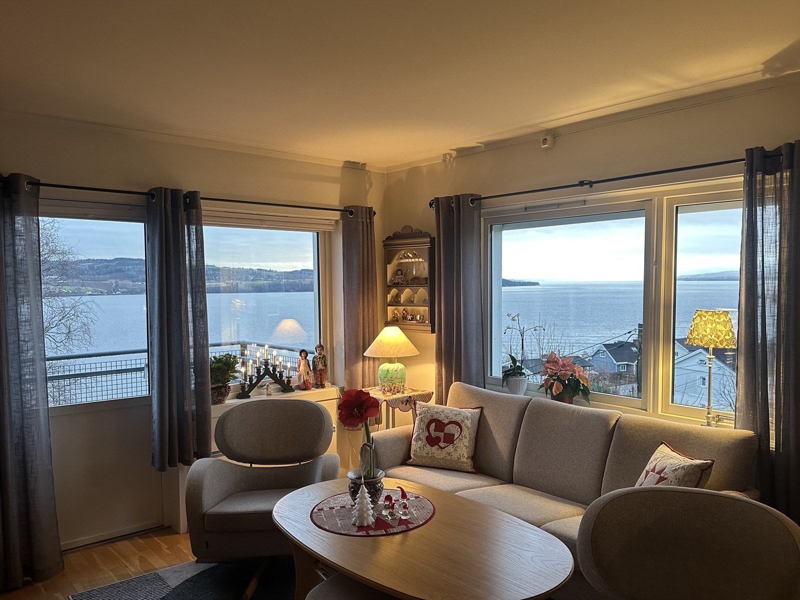 Privat bilde gir deg et innblikk i hvordan utsikten fra stuen kan være. Galleribilde