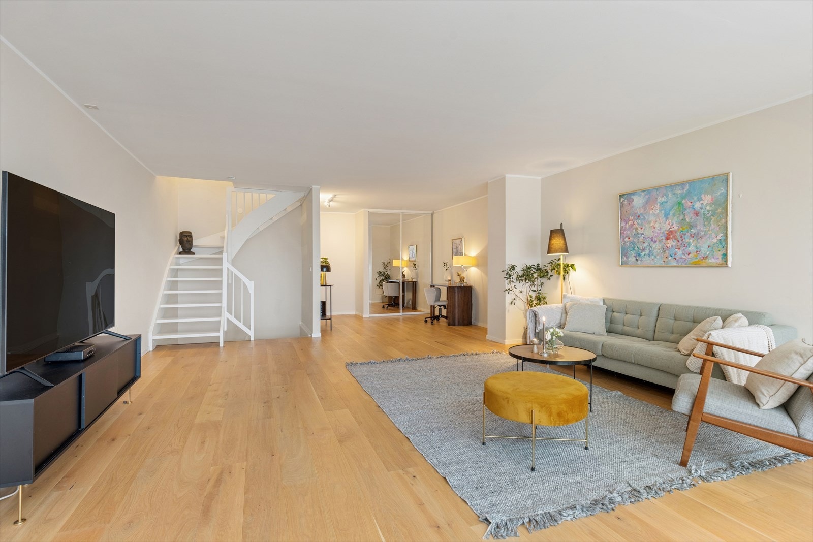 Trappe nedgang til stuen i 1. underetasje også med parkett gulv og kontor krok. Galleribilde