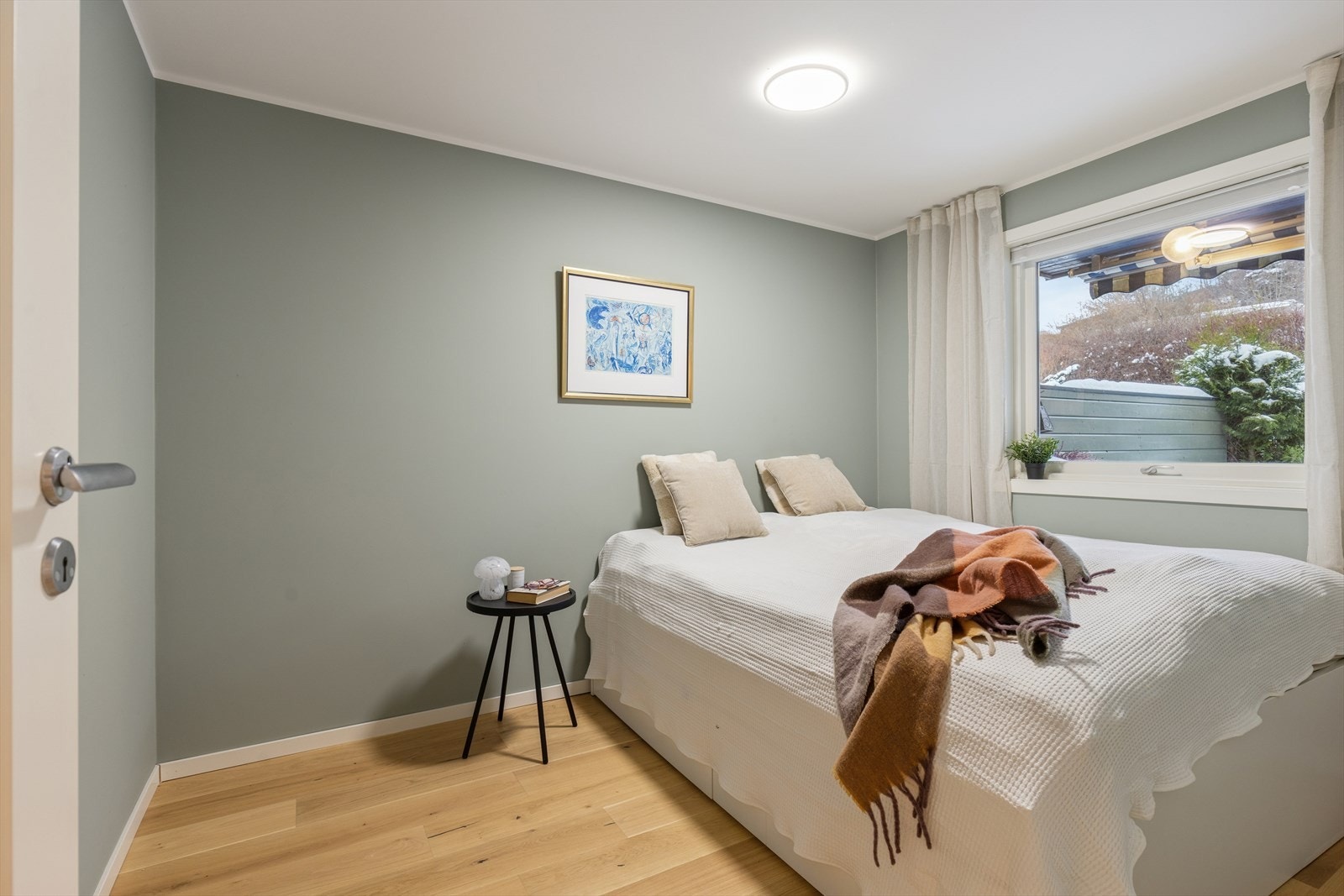 Stort soverom med plass til god dobbeltseng og tilhørende møblement. Galleribilde