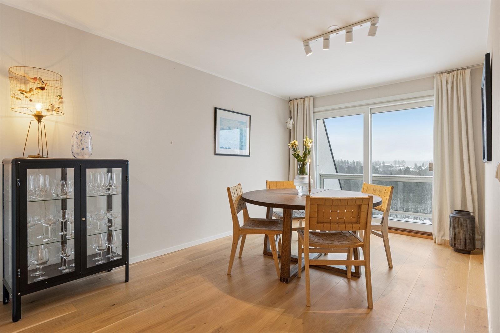 Stor skyvedør i glass ut til balkong. Galleribilde