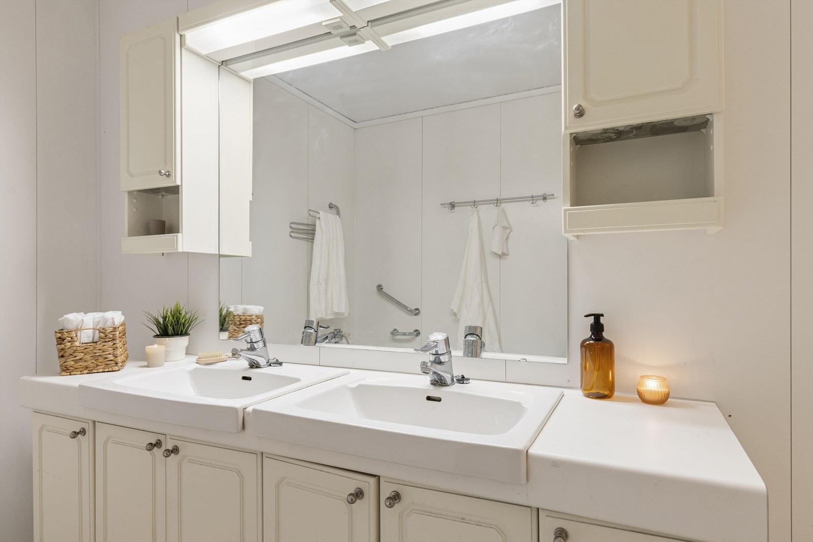 Dobbel servant med speil og overbelysning, samt god skapplass. Galleribilde