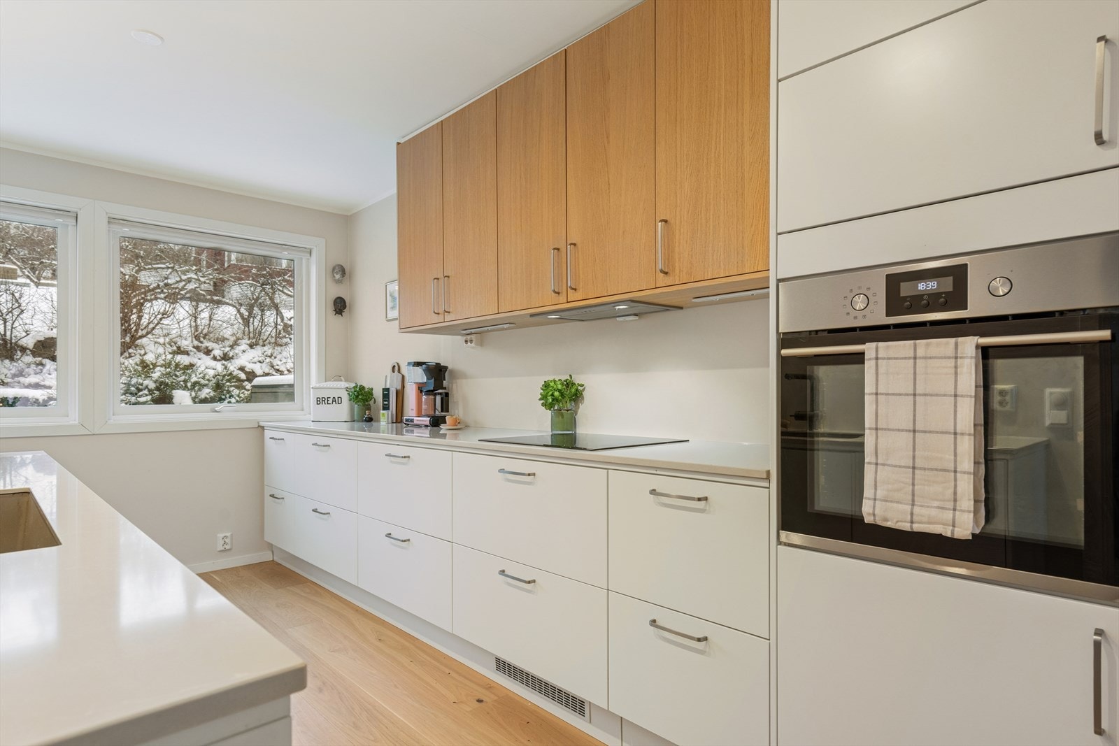 Her får du moderne induksjonstopp og ovn i ståhøyde. Galleribilde