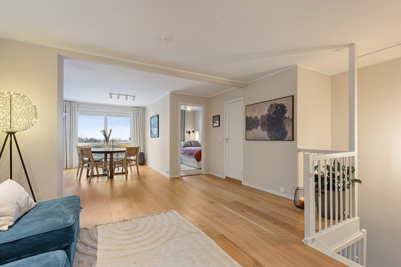 Åpen og luftig stue med pen parkett. Galleribilde