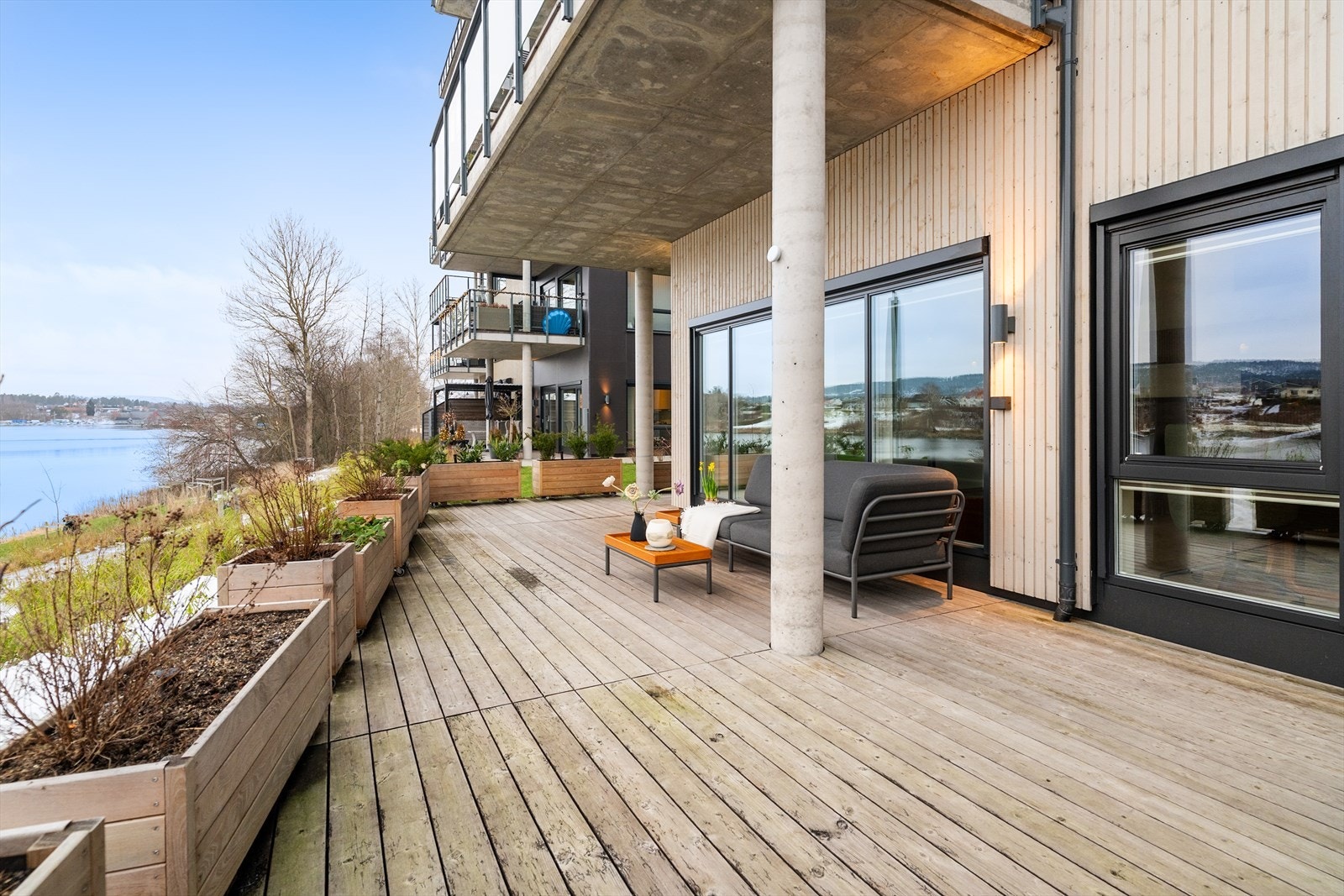 Terrassen har herlig utsikt mot elven og det yrende båtlivet sommerstid. Galleribilde