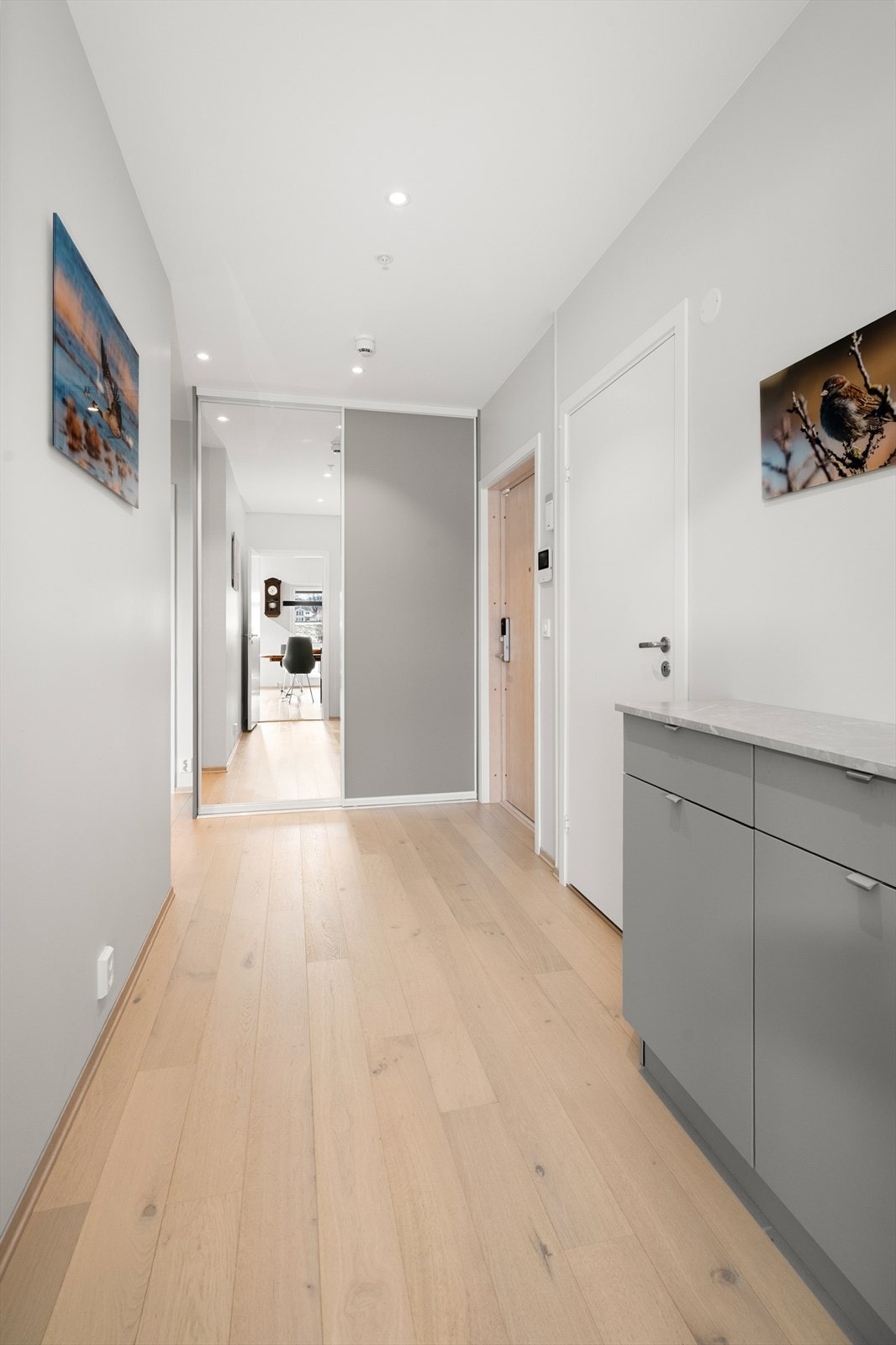 Pen entre med skyvedørsgarderobe fra Kvik med en speildør. Pen veggseksjon for oppbevaring også levert fra Kvik medfølger. I entre er det montert porttelefon med videoscreen for enkelt å slippe besøkende inn. Galleribilde