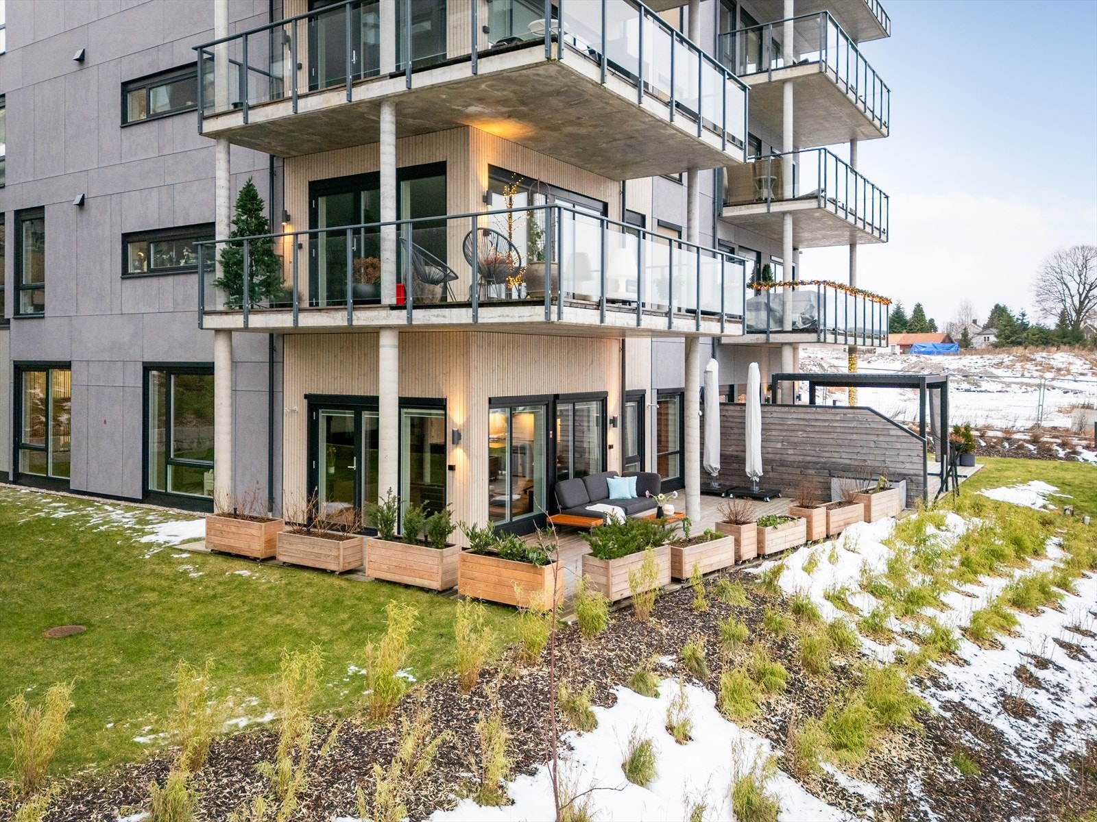 Leiligheten ligger meget fint til i front, med utgang fra stuen til den solrike terrassen hvor det er god plass for utemøblement. Galleribilde