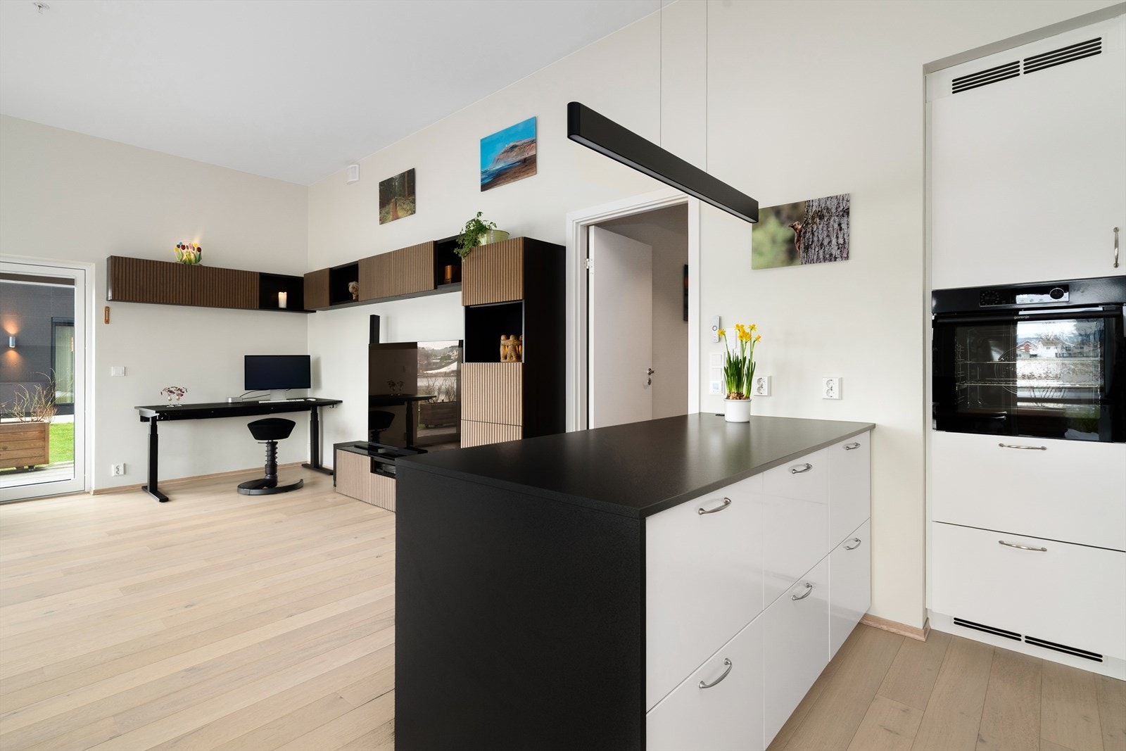 Det er montert ekstra stikkontakter i teknisk rom, kjøkken og på terrasse. Galleribilde