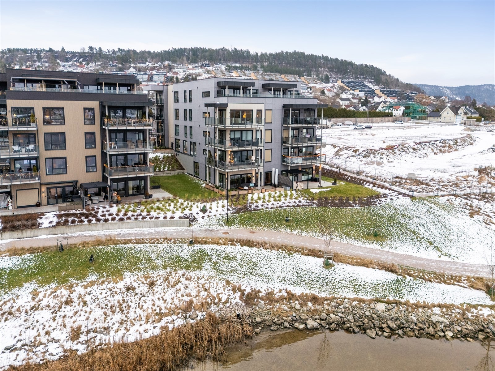 Her er det nydelig utsikt mot vannspeilet på Porsgrunnselva - Et fantastisk sted å nyte late sommerdager i fred og ro! Galleribilde