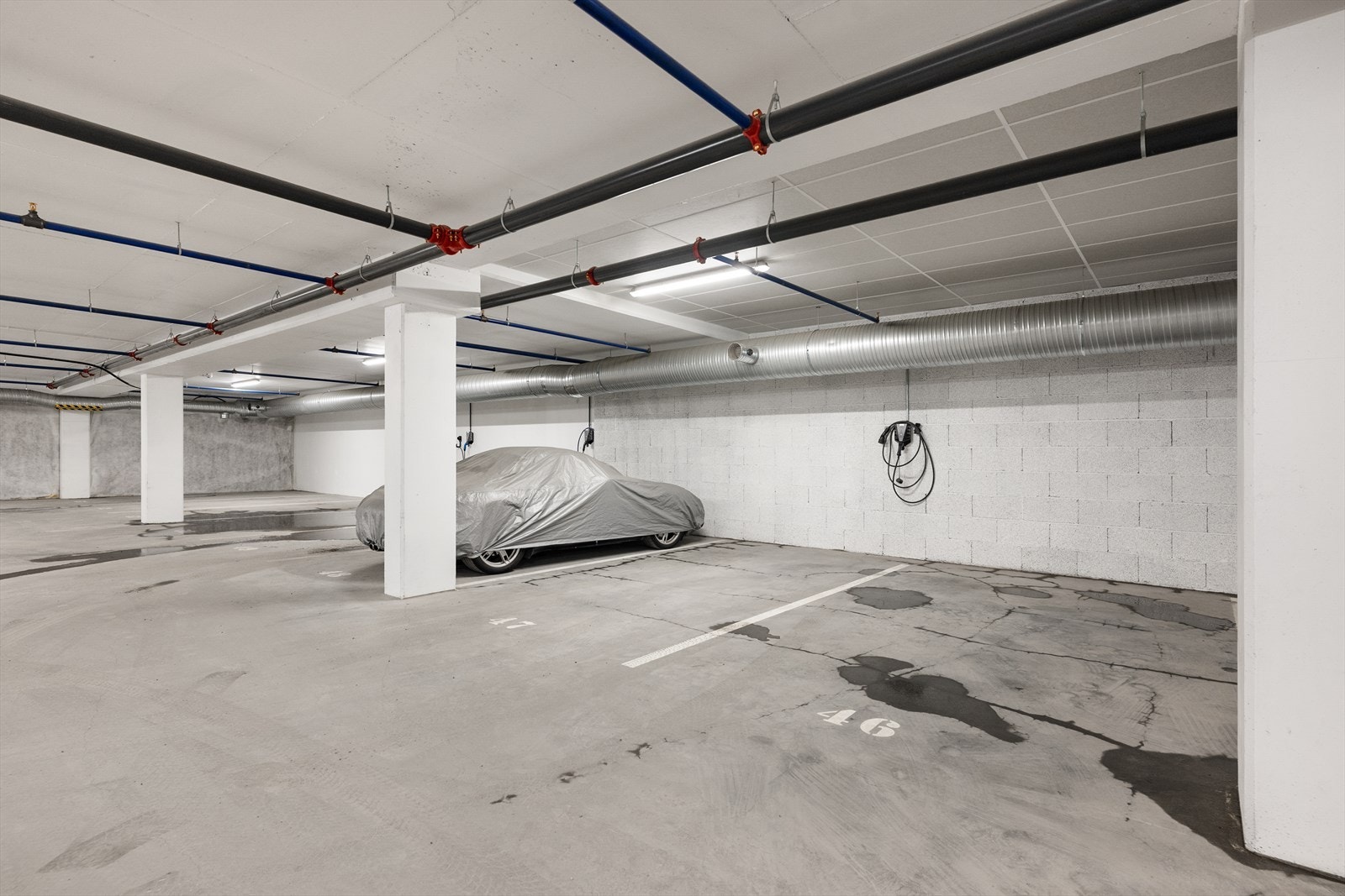 Unikt med leiligheten er at det også medfølger 2 parkeringsplasser, nr 47 og 46. Det er også montert elbillader. Enkel og kort adkomst til garasjeanlegget som ligger i samme etasje som leiligheten! Galleribilde