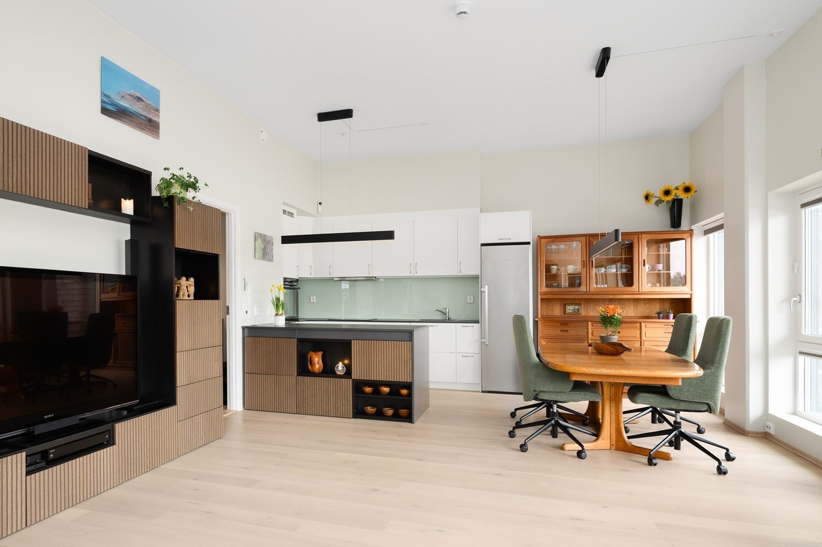 I stuen er det montert flott skapinnredning fra Ikea som som skaper en fin sone for mediemøblementet. Tv og internett er inkludert i felleskostnader. Galleribilde