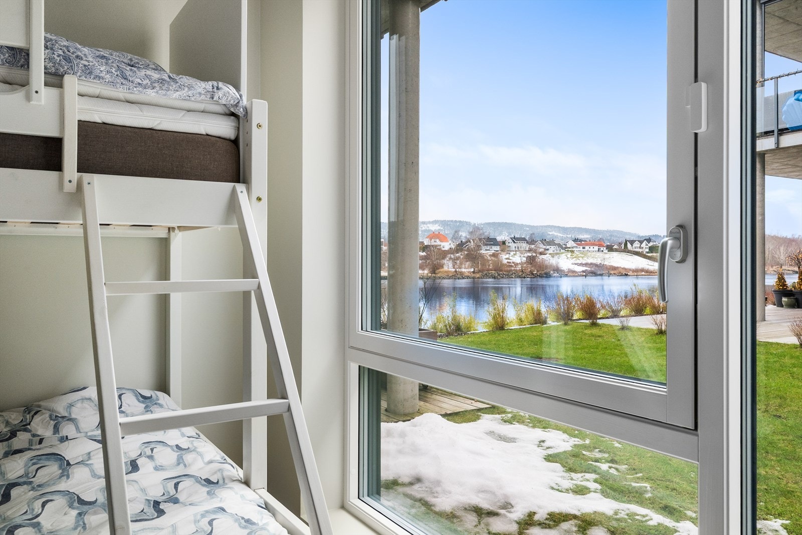 Det er montert IR-varmeovn på begge soverom. Sjekk utsikten - så vakkert! Galleribilde