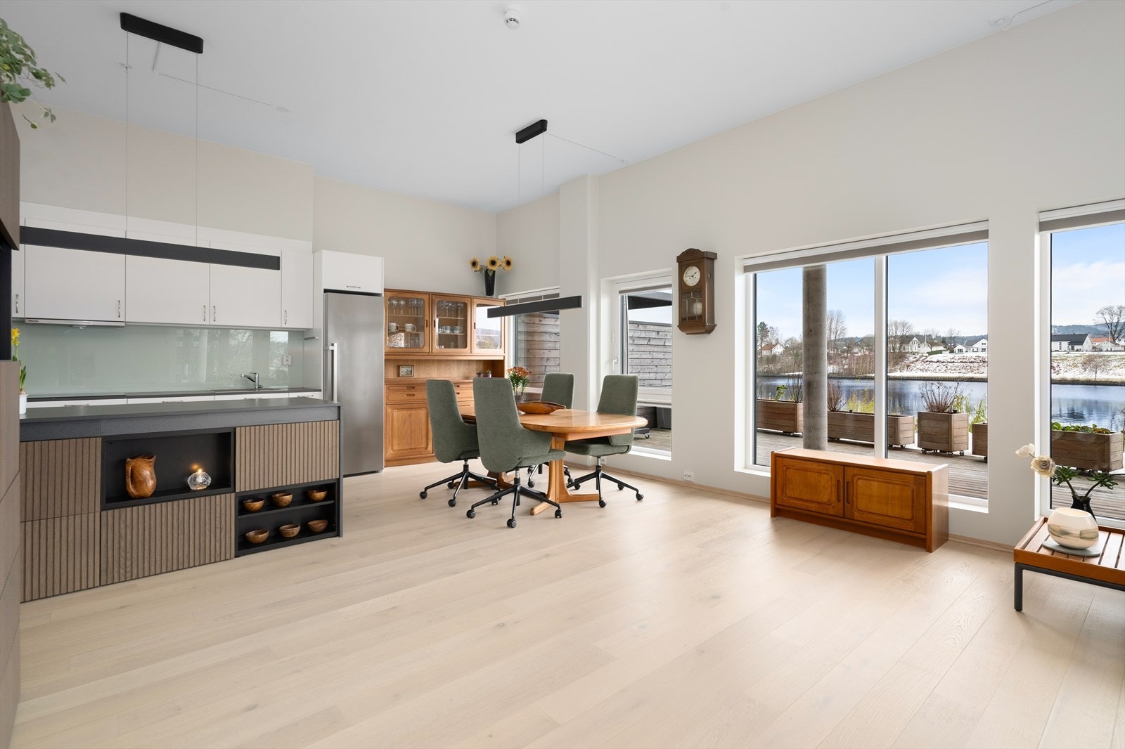 Leiligheten har en romslig og delikat stue med fantastisk takhøyde på over 3 meter! Åpen kjøkkenløsning og store vindusflater, noe som gir en luftig romfølelse. Boligen har varme i gulv i alle rom foruten soverom og teknisk rom. Galleribilde