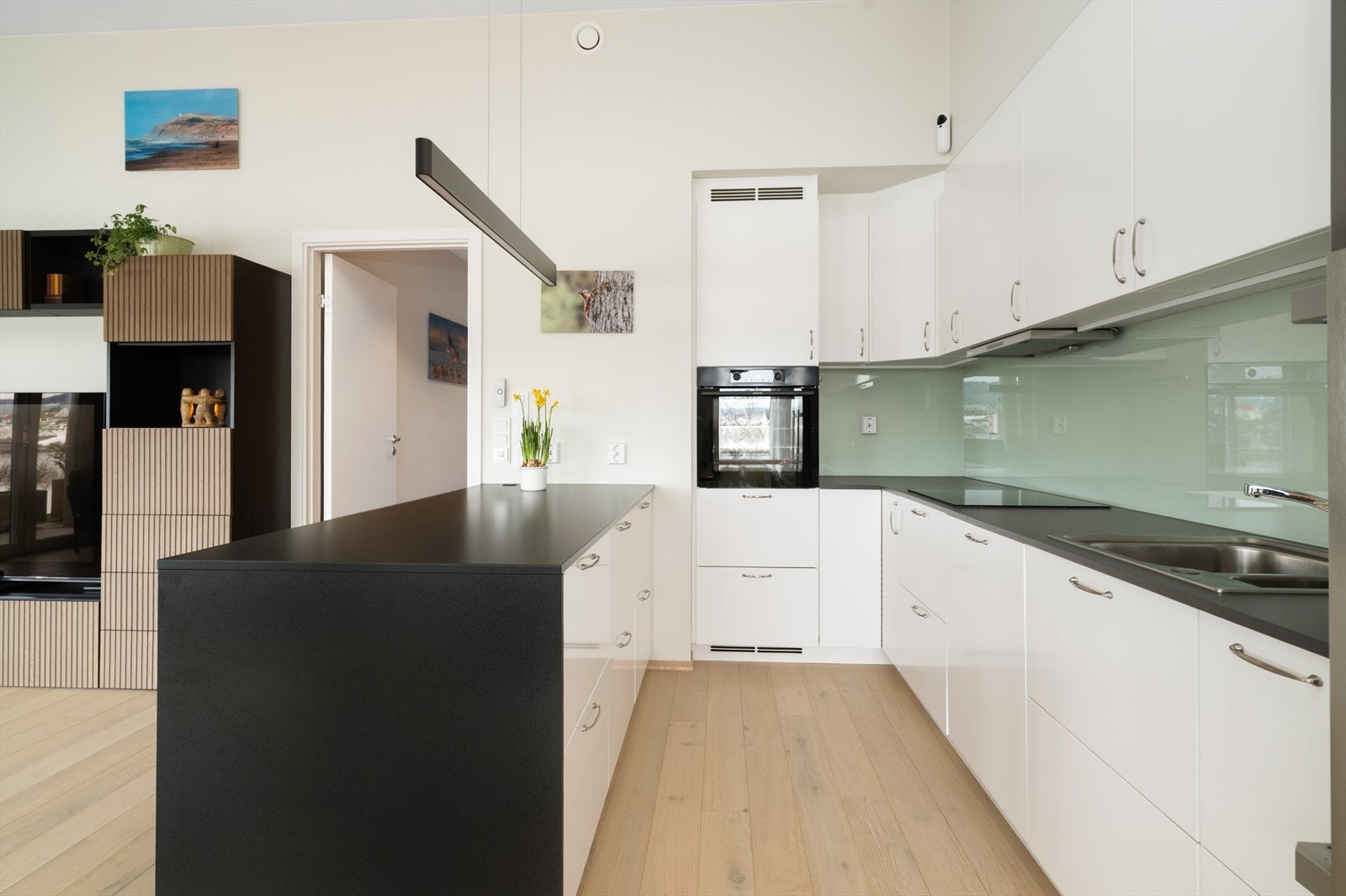 Et moderne og lekkert kjøkken med godt med skap- og skuffplass og store arbeidsflater. Det er integrert oppvaskmaskin, induksjonstopp og stekeovn. Over stekesone er det Miele ventilator med avtrekk ut. Galleribilde